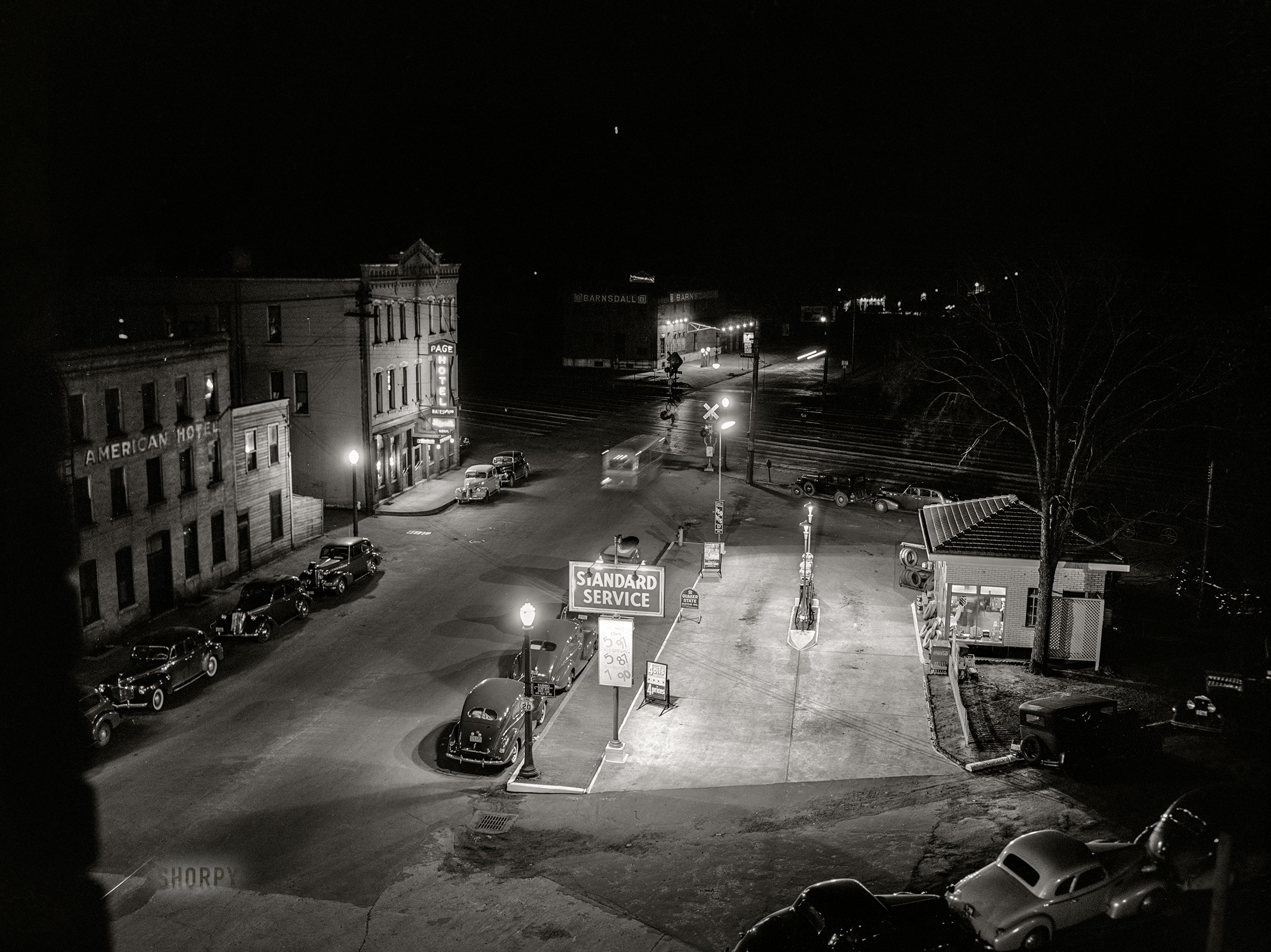 April 1940. "Gas station at night. Dubuque, Iowa." Medium format acetate negative by John Vachon for the Resettlement Administration. View full size.