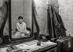 April 1940. Click. Another selfie of photographer John Vachon, last seen here, in the mirror of his Dubuque hotel room in bed in his stripey PJ's. View full size.
(The Gallery, John Vachon)