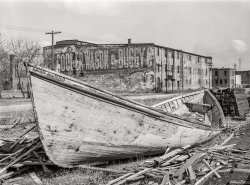 April 1940. "Abandoned boat along Mississippi River waterfront. Dubuque, Iowa." Photobomb by the A.A. Cooper Wagon & Buggy Co. Acetate negative by John Vachon. View full size.
