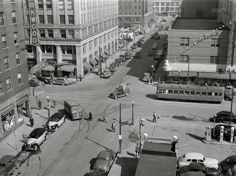 April 1940. "Des Moines, Iowa" is all it says here. Medium format acetate negative by John Vachon for the Resettlement Administration. View full size.
