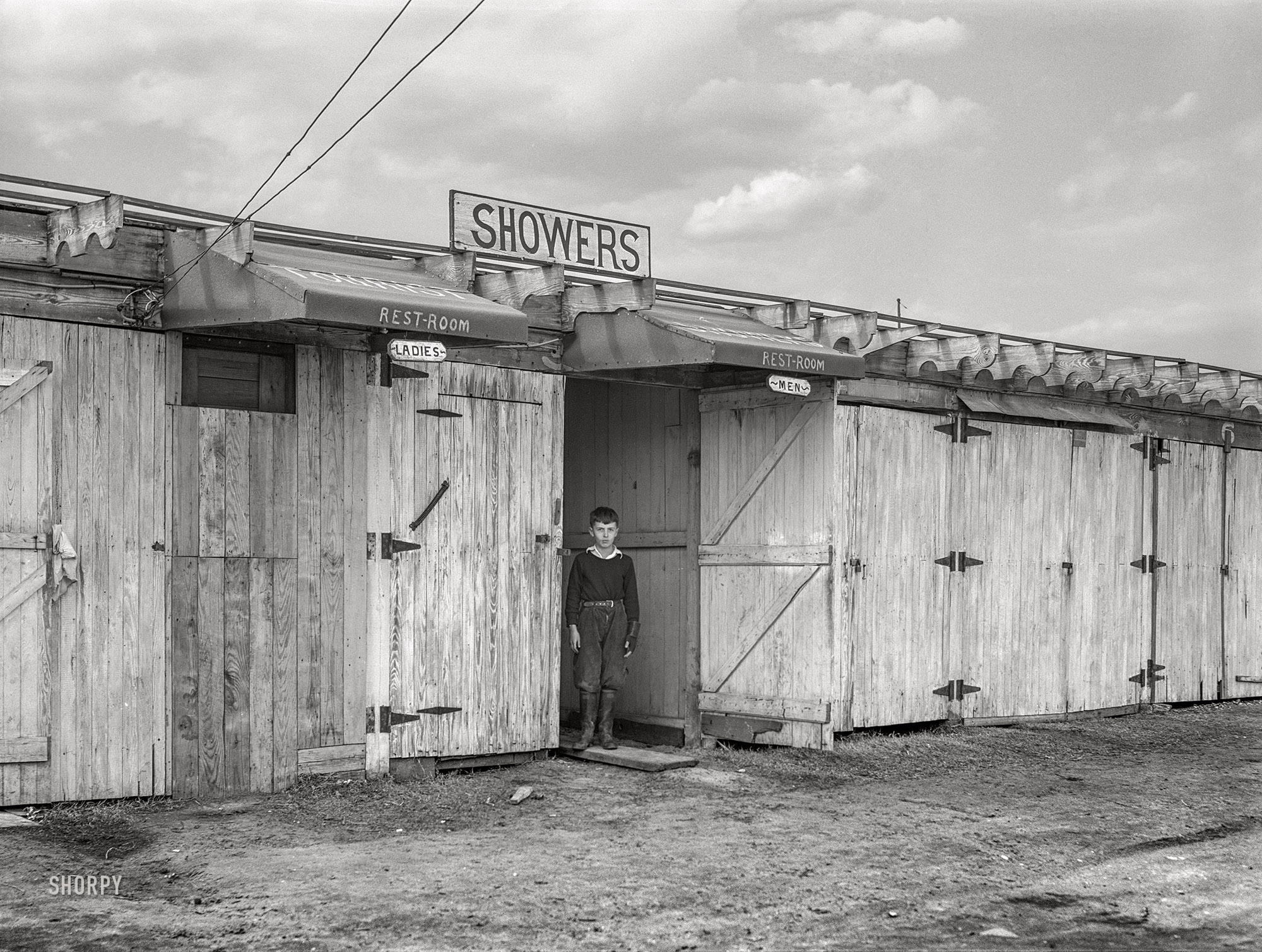 March 1941. "Facilities at trailer camp for construction workers. Ocean View, outskirts of Norfolk, Virginia." Photo by John Vachon for the Farm Security Administration. View full size.