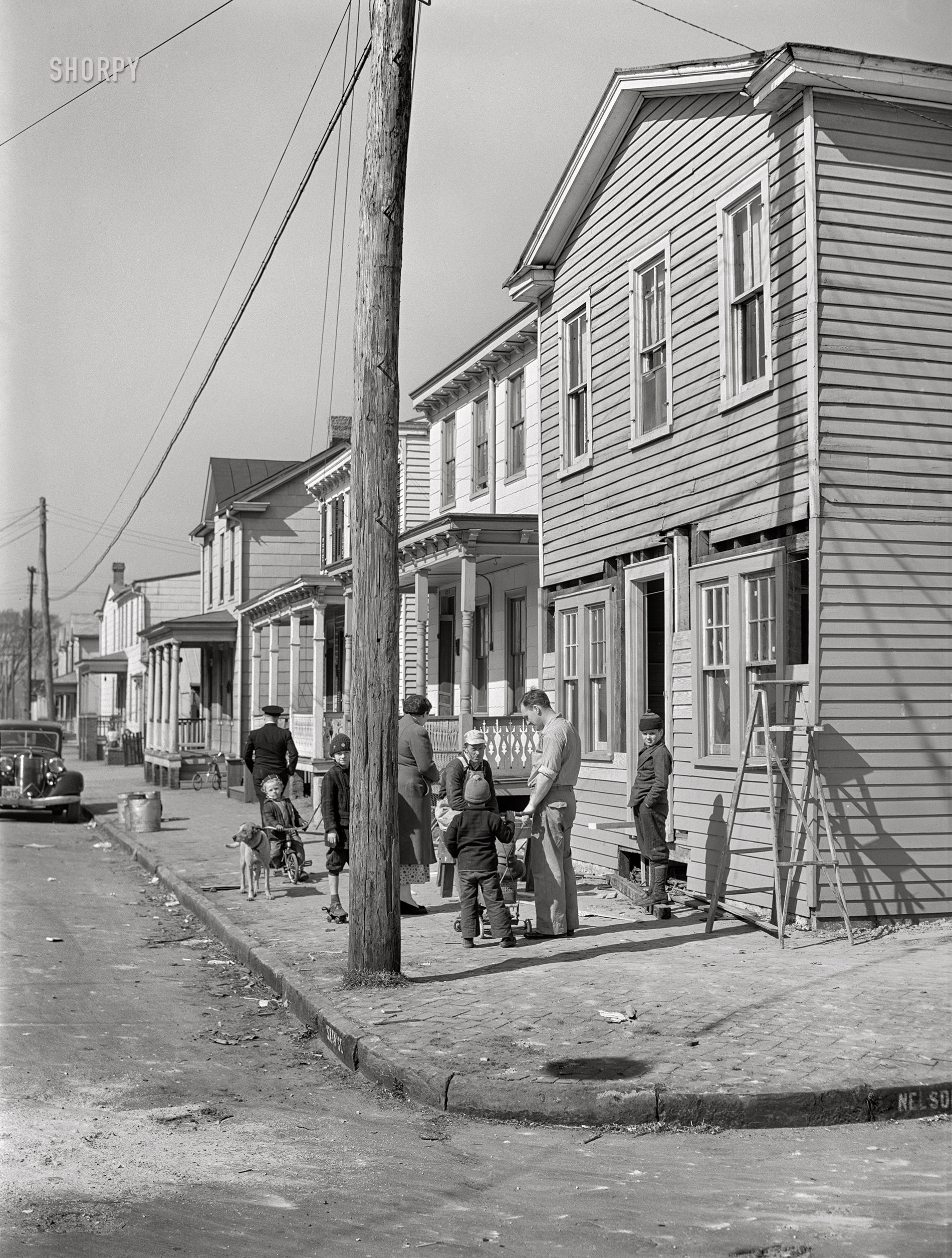 March 1941. "Grocery store being converted into apartment to rent near the Navy yard. Portsmouth, Virginia." Medium format negative by John Vachon. View full size.