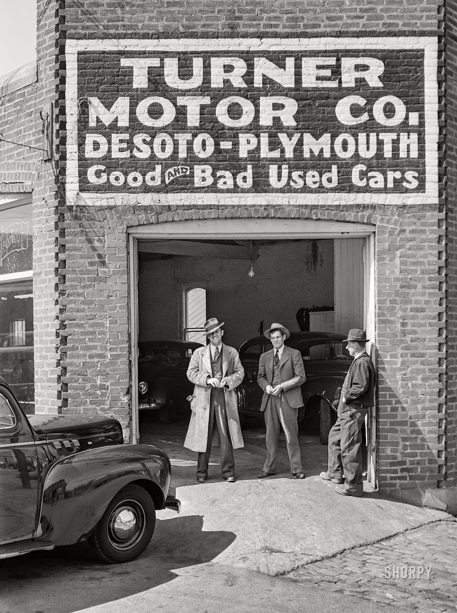 March 1941. "Bedford, Virginia." Would you buy a used DeSoto from these men? Medium format acetate negative by John Vachon for the Farm Security Administration. View full size.