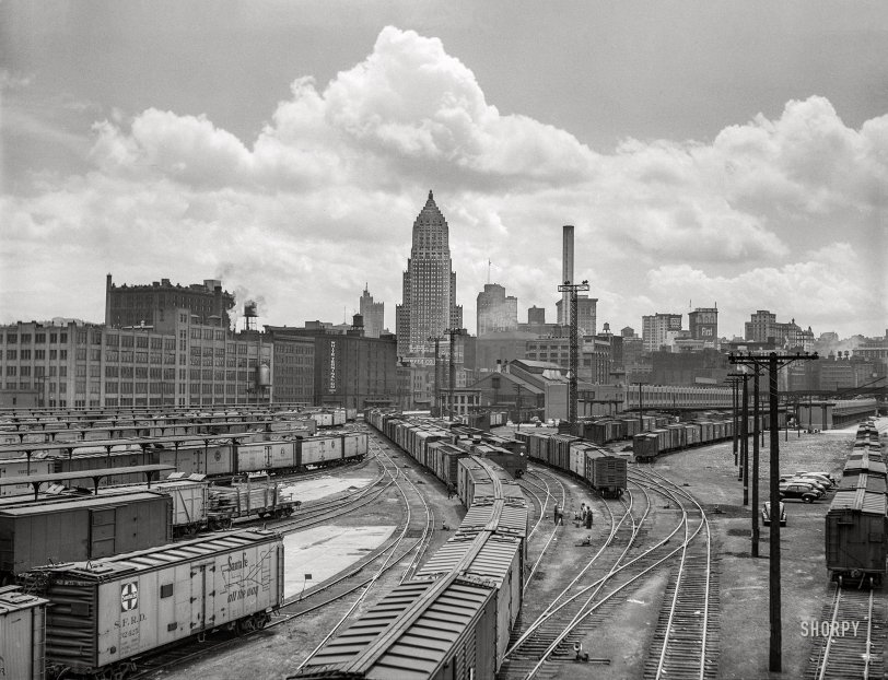June 1941. Pittsburgh, Pennsylvania. "Carloads of fruits and vegetables at city terminal." Medium format negative by John Vachon for the Farm Security Administration. View full size.
