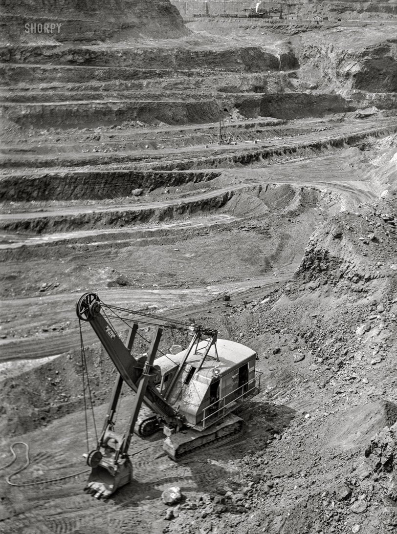 August 1941. "Albany iron mine. Hibbing, Minnesota." A Bucyrus-Erie Model 54-B electric shovel. Acetate negative by John Vachon for the Farm Security Administration. View full size.
