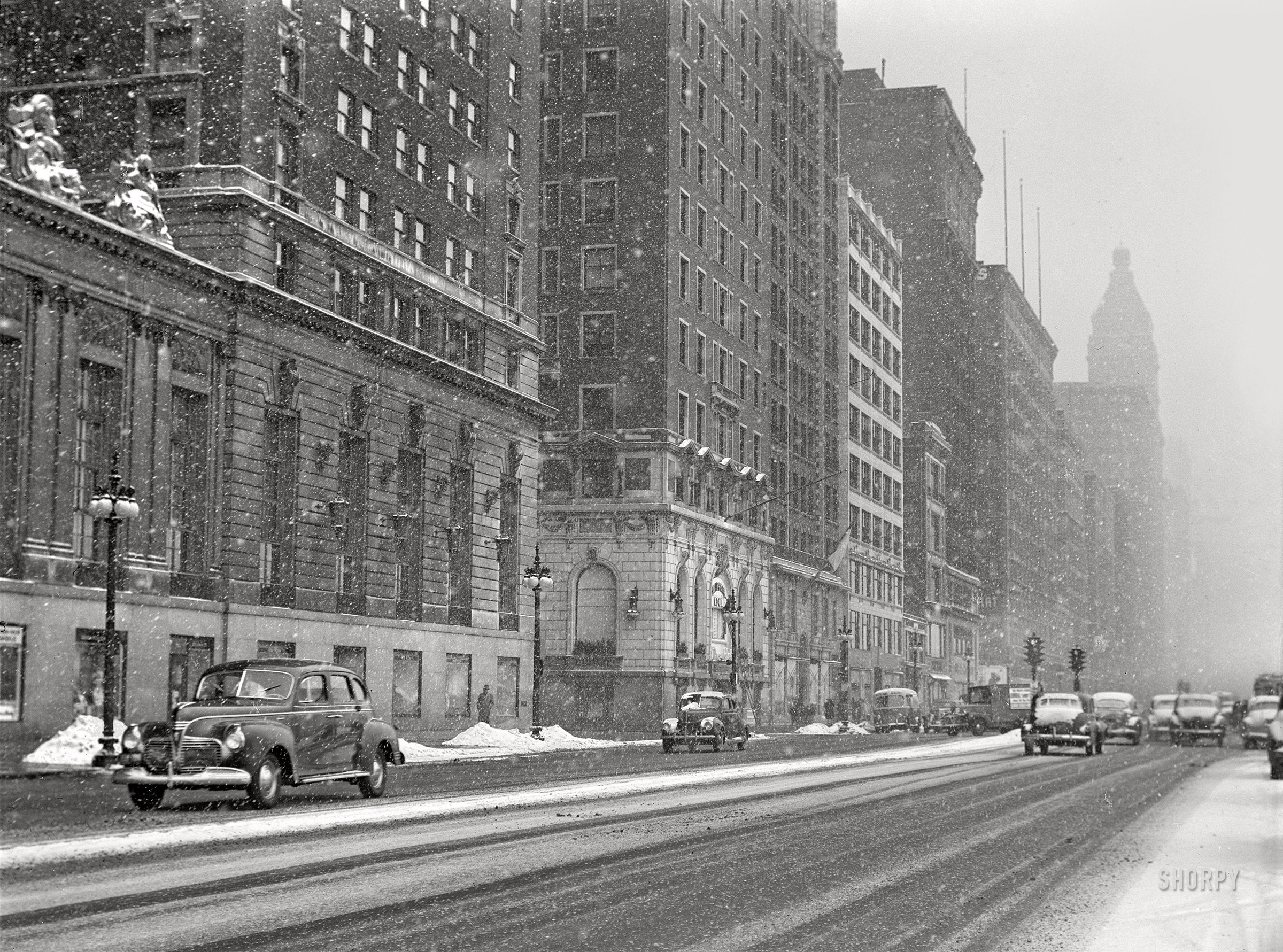 February 1942. "Chicago, Illinois. Michigan Avenue." Medium format acetate negative by John Vachon for the Office of War Information. View full size.