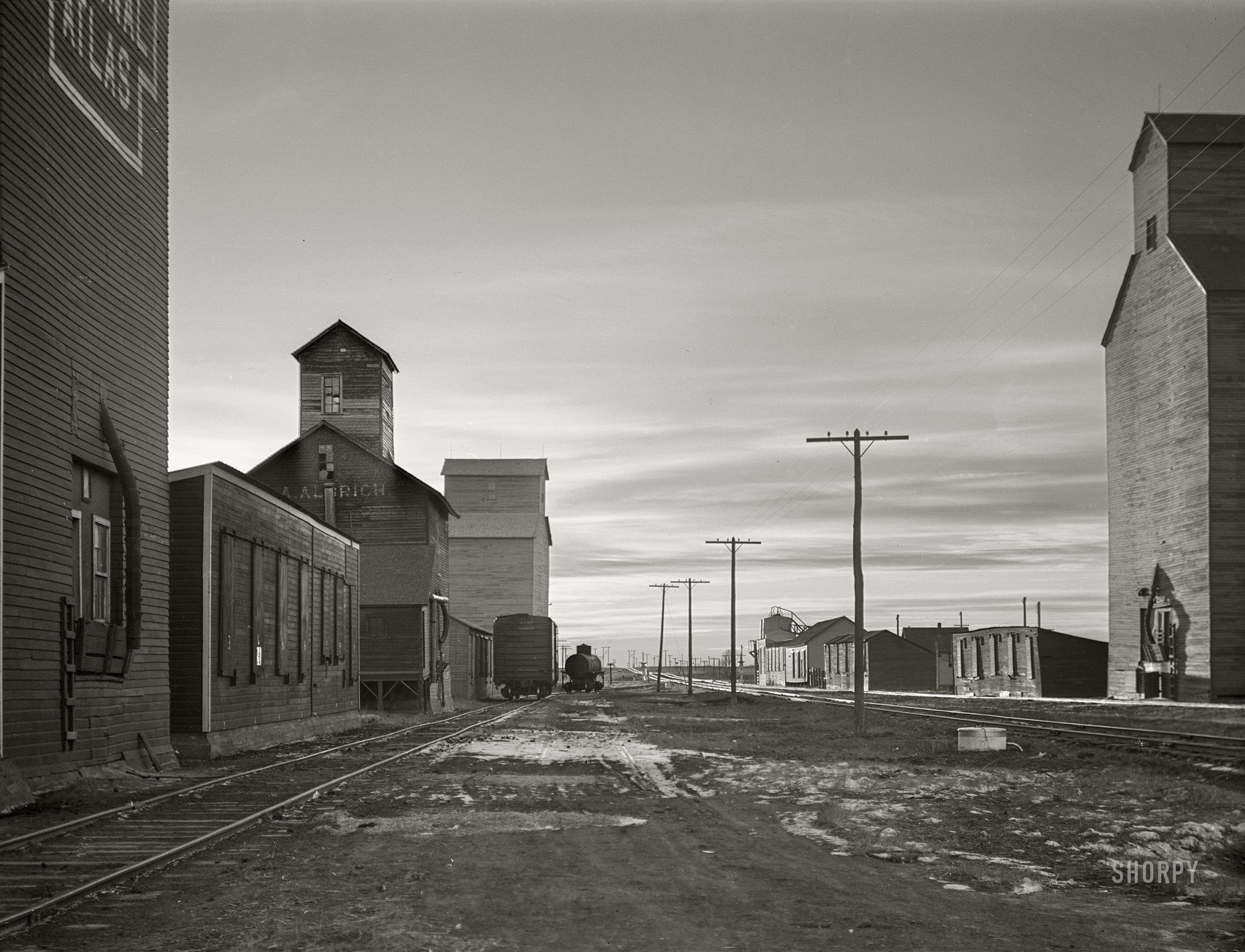 February 1942. "Doland, Spink County, South Dakota." Medium format acetate negative by John Vachon for the Office of War Information. View full size.
