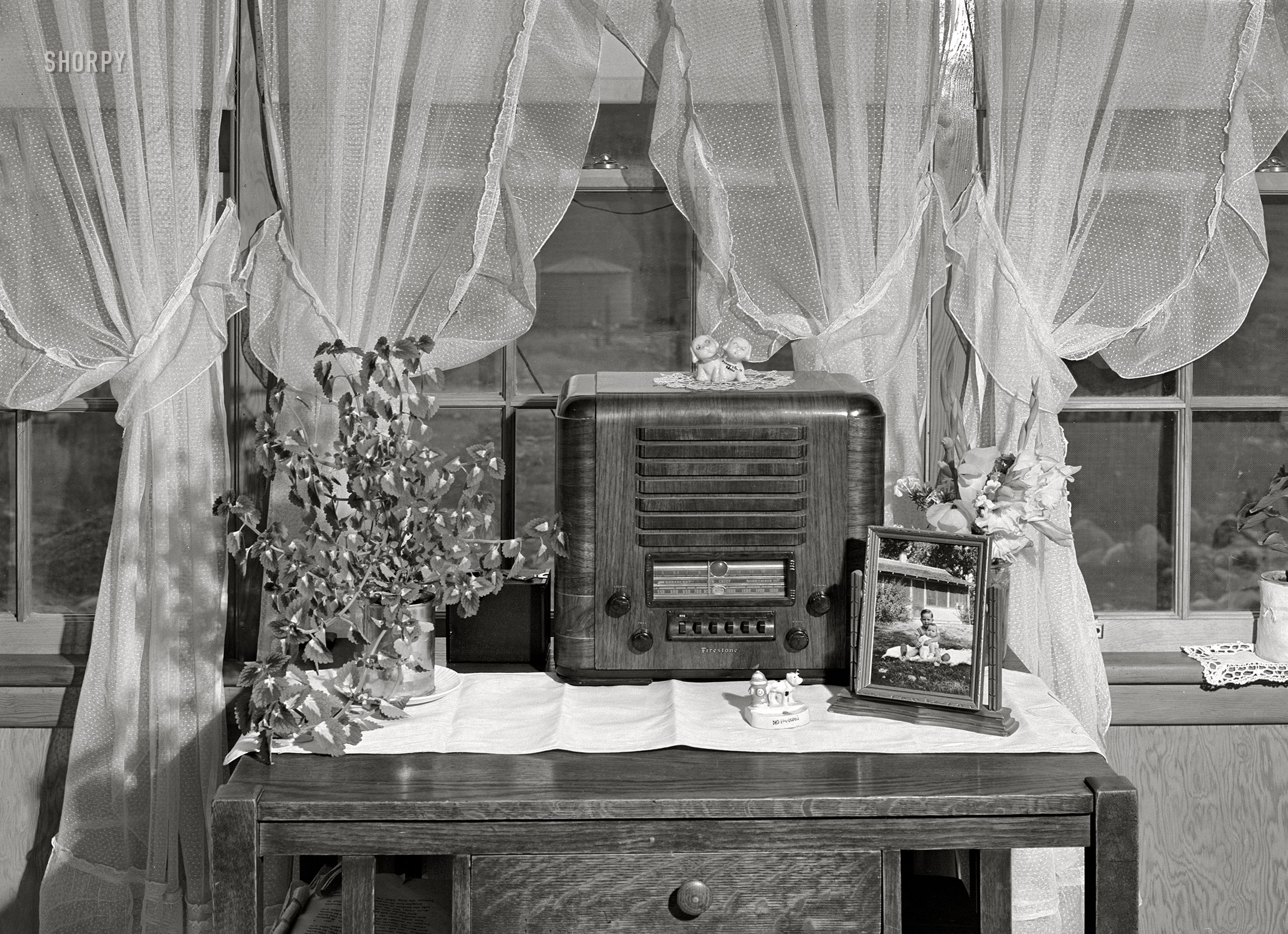 September 1941. "In the living room of farm family, members of Boundary Farms FSA project. Boundary County, Idaho." Photo by Russell Lee, Farm Security Administration. View full size.