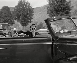 October 1941. "The rich and the poor crowd into the Berkshires to enjoy the fall coloring. Mohawk Trail, Massachusetts." Photo by John Collier, Farm Security Admin. View full size.