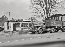October 1941. "Scenes in the Finger Lakes region. This diner depends on the 'truckers' for its trade. Near Cortland, New York." The Riverside Diner, offering bunks for bros, booths for babes and knuckle sandwiches for photographers. Acetate negative by John Collier. View full size.