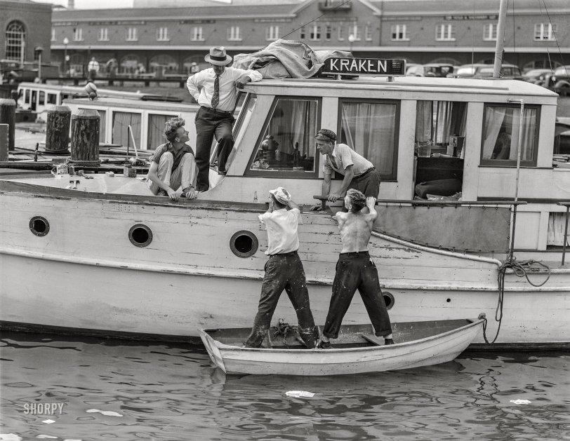 July 1942. "Washington, D.C. -- Washington yacht basin." 4x5 inch acetate negative by John Collier for the Office of War Information. View full size.
