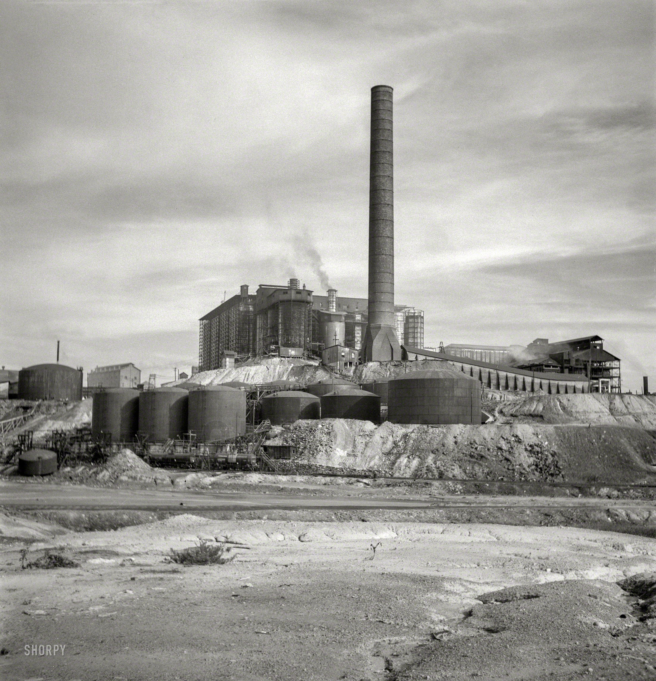 September 1939. "Copper mining and sulfuric acid plant at Copperhill, Tennessee." Medium format negative by Marion Post Wolcott. View full size.