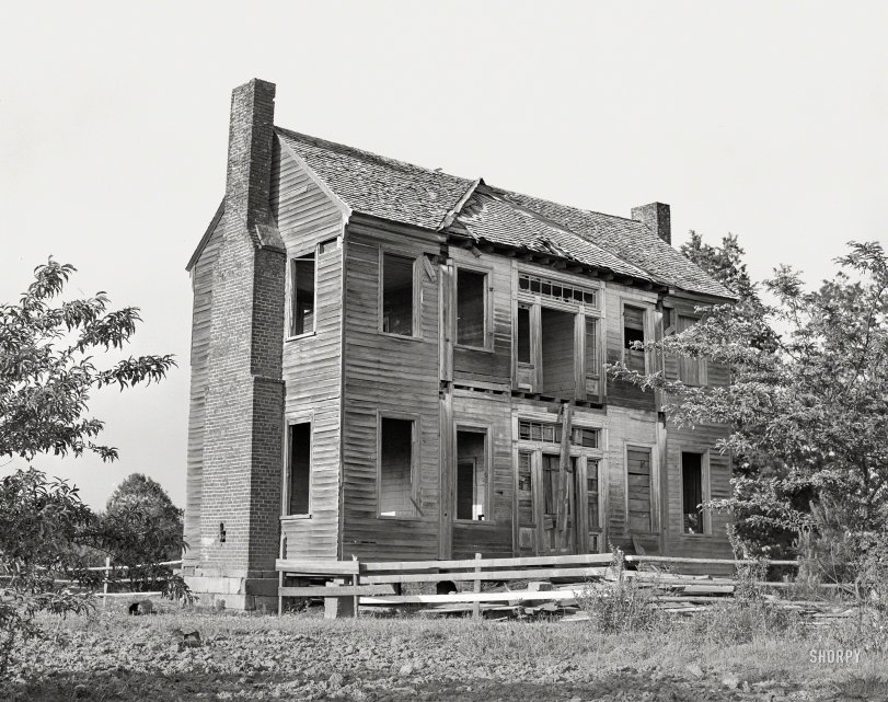 May 1939. "Old abandoned plantation home near Monticello, South Carolina." Photo by Marion Post Wolcott, Farm Security Administration. View full size.
