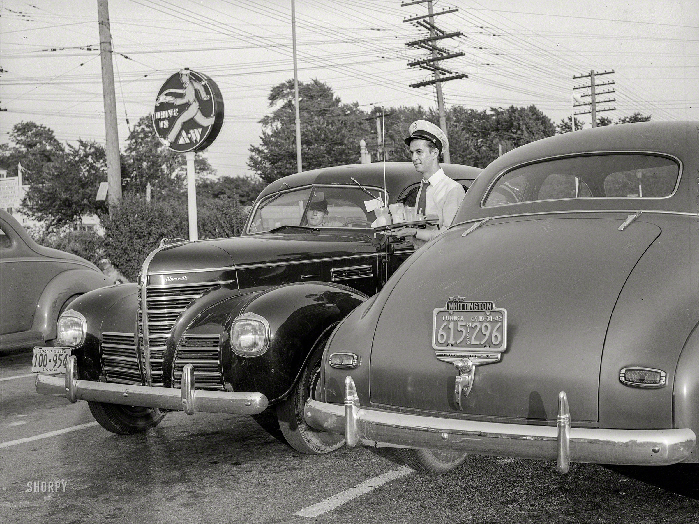 July 1942. "Chevy Chase, Maryland. Serving supper to motorists at an A&W Hot Shoppes restaurant on Wisconsin Avenue, just over the District line." Medium format negative by Marjory Collins for the Office of War Information. View full size.