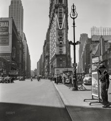 September 1942. "New York, New York. Looking north south on Broadway at Times Square." Acetate negative by Marjory Collins for the Office of War Information. View full size.
