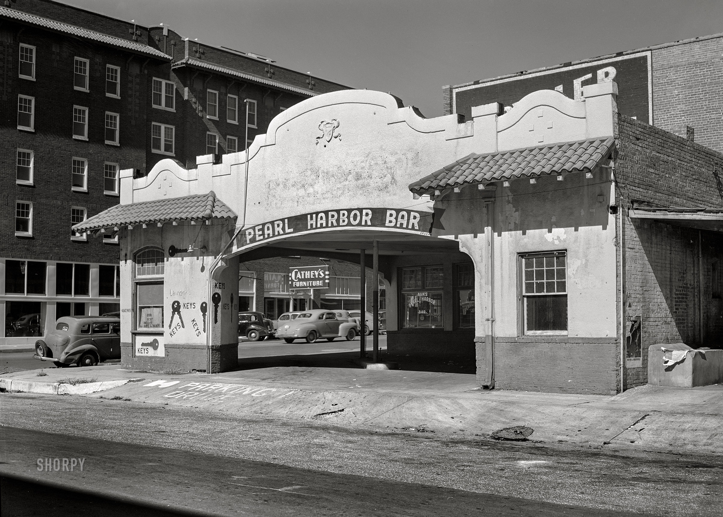October 1942. "Tulsa, Oklahoma. Gas station converted into a bar." Libation station for the Duration. Acetate negative by John Vachon for the Office of War Information. View full size.