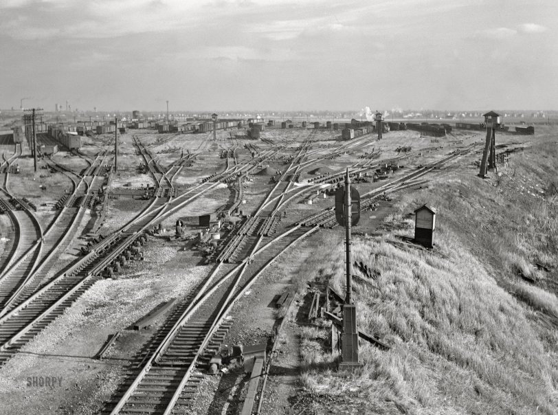 November 1942. "Chicago, Illinois. General view of the north classification yard at an Illinois Central railyard." Acetate negative by Jack Delano, Office of War Information. View full size.