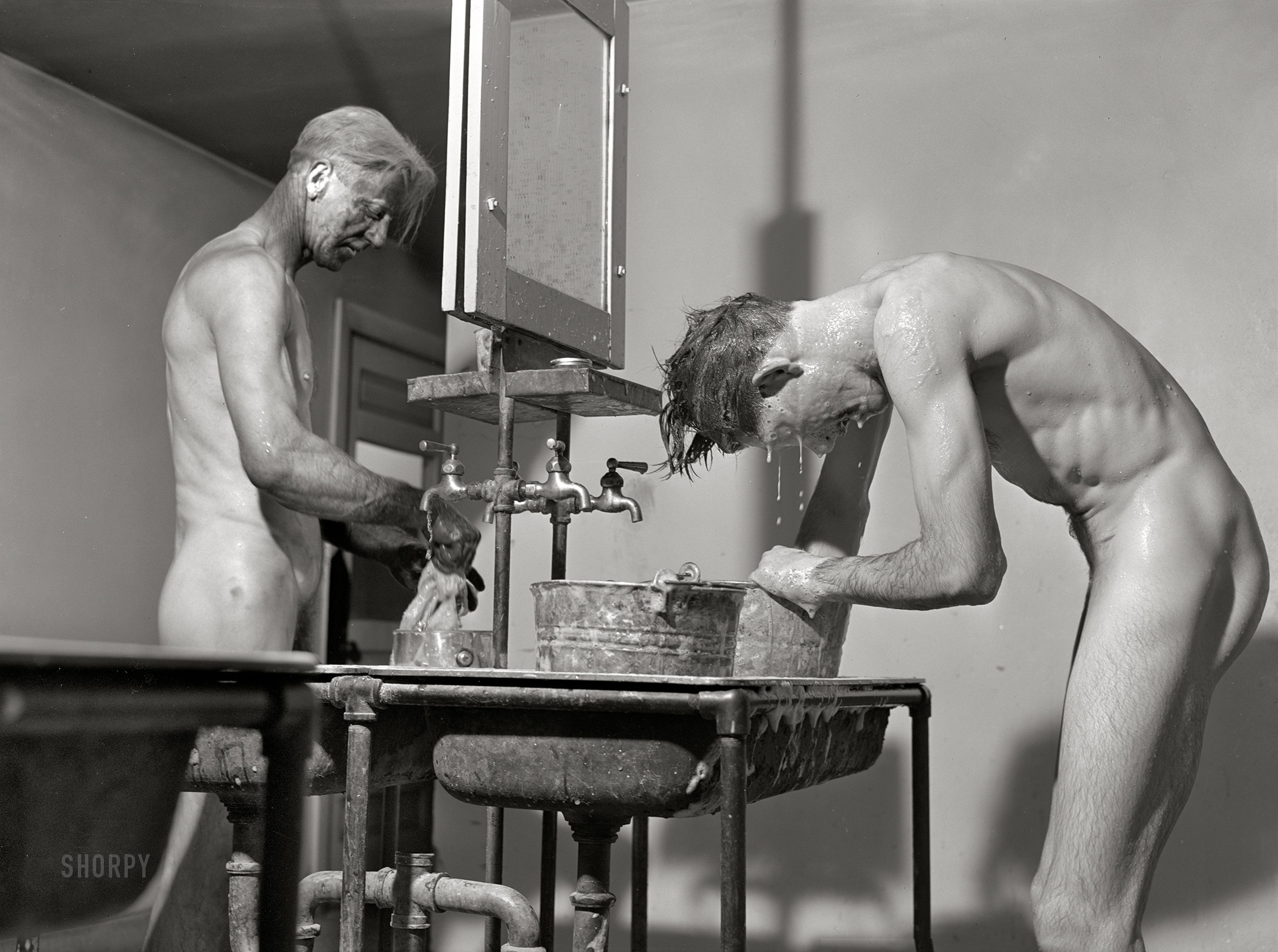 November 1942. "Sunray, Texas. Carbon black plant workers washing up at the end of the day." Acetate negative by John Vachon for the Office of War Information. View full size.