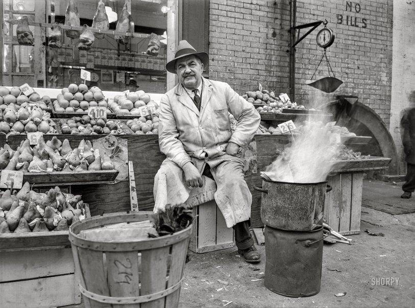 February 1943. "New York, New York. Italian-American fruit stand at First Avenue and Tenth Street." Acetate negative by Marjory Collins for the Office of War Information. View full size.