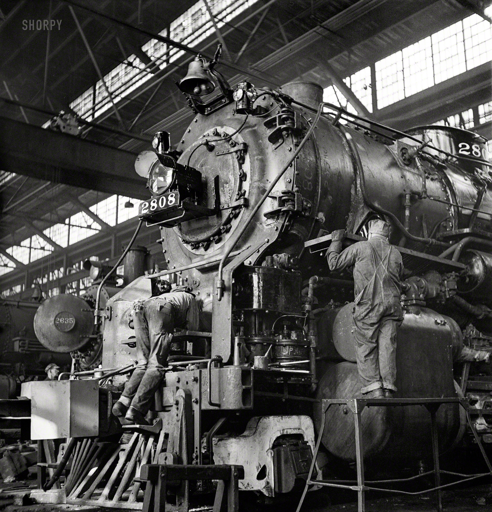 December 1942. "Chicago, Illinois. Locomotive under repair at the Chicago & North Western shops." So that's what that little step is for. Medium-format negative by Jack Delano for the Office of War Information. View full size.