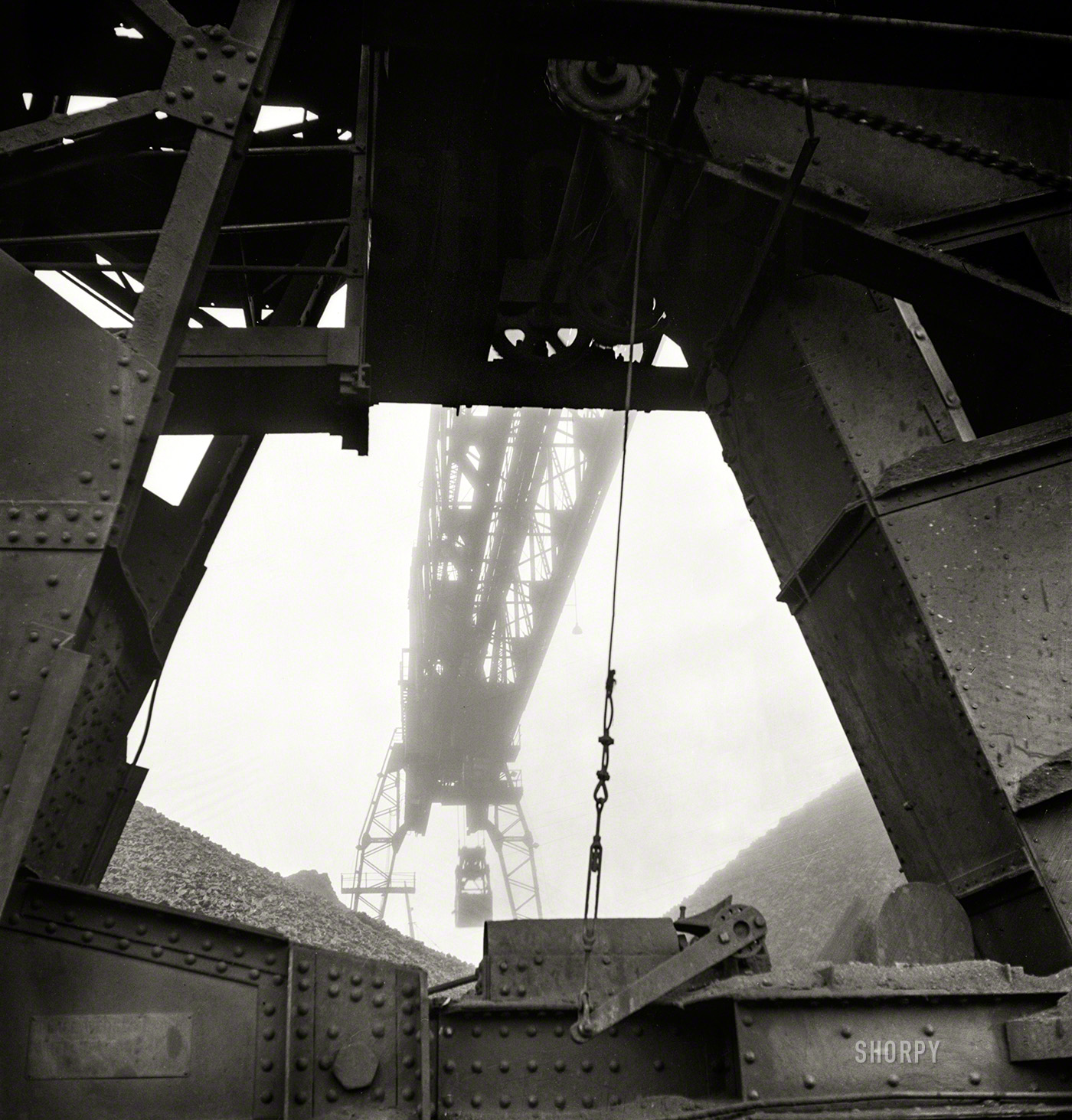 December 1942. "Bridge with five-ton coal bucket, Milwaukee Western Fuel Co." Photo by Jack Delano for the Office of War Information. View full size.