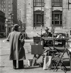 April 1943. "Baltimore, Maryland -- peanut stand." Medium format nitrate negative by Marjory Collins for the Office of War Information. View full size.