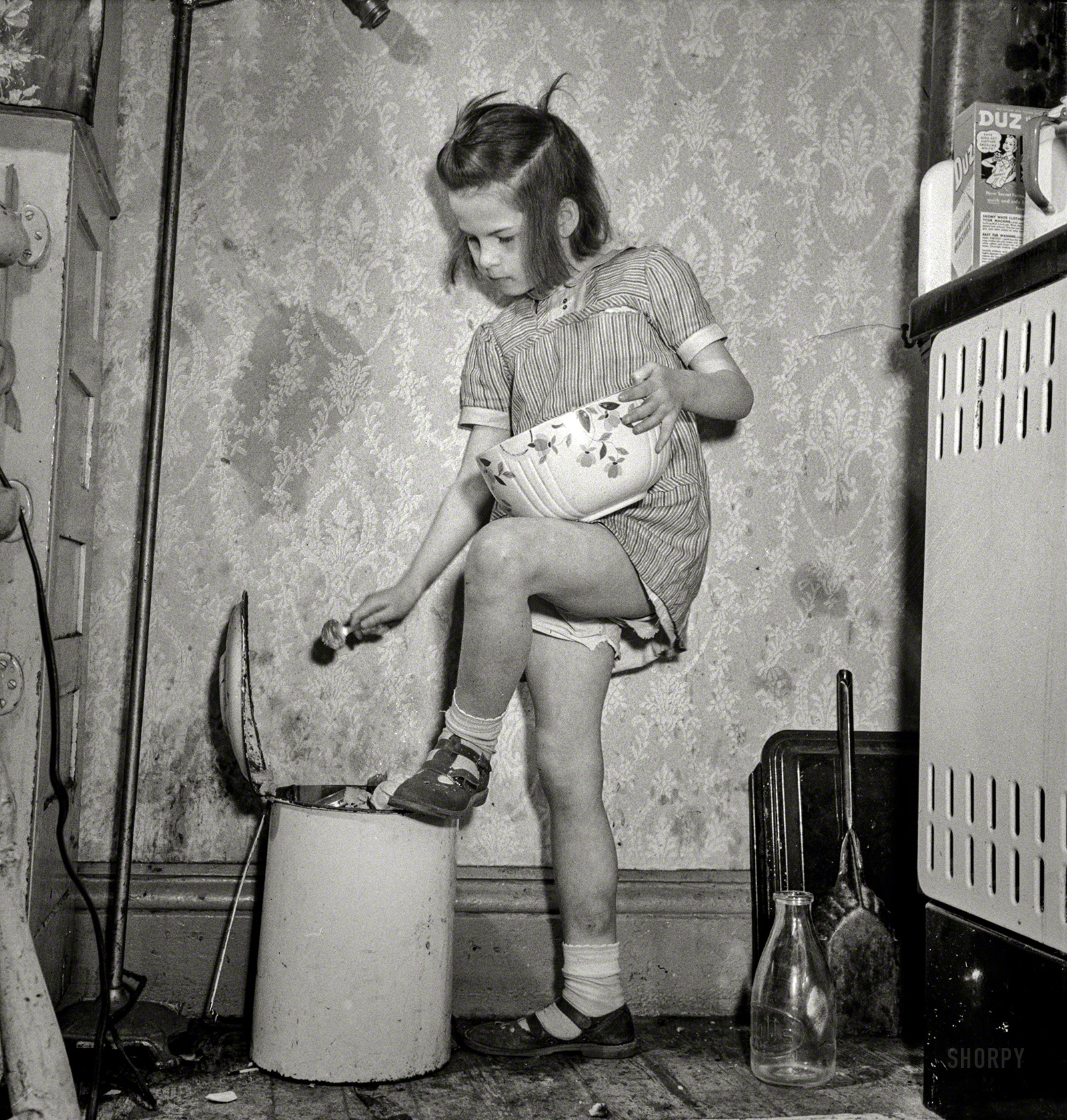 May 1943. "Mary Grimm, 8, doing the housework (in the kitchen also seen here). Her mother, a 26-year-old widow, is crane operator at Pratt & Letchworth, Buffalo, New York." Photo by Marjory Collins, Office of War Information. View full size.
