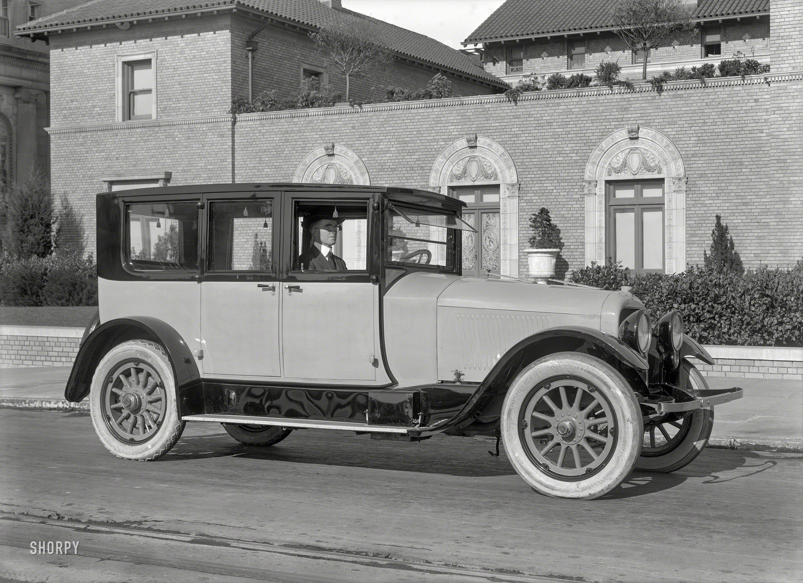 San Francisco circa 1920. "Dorris 6-80 seven-passenger sedan." Which retailed for an eye-popping $7190. Latest entry in the Shorpy Baedeker of Brobdingnagian Broughams. 5x7 glass negative by Christopher Helin. View full size.
