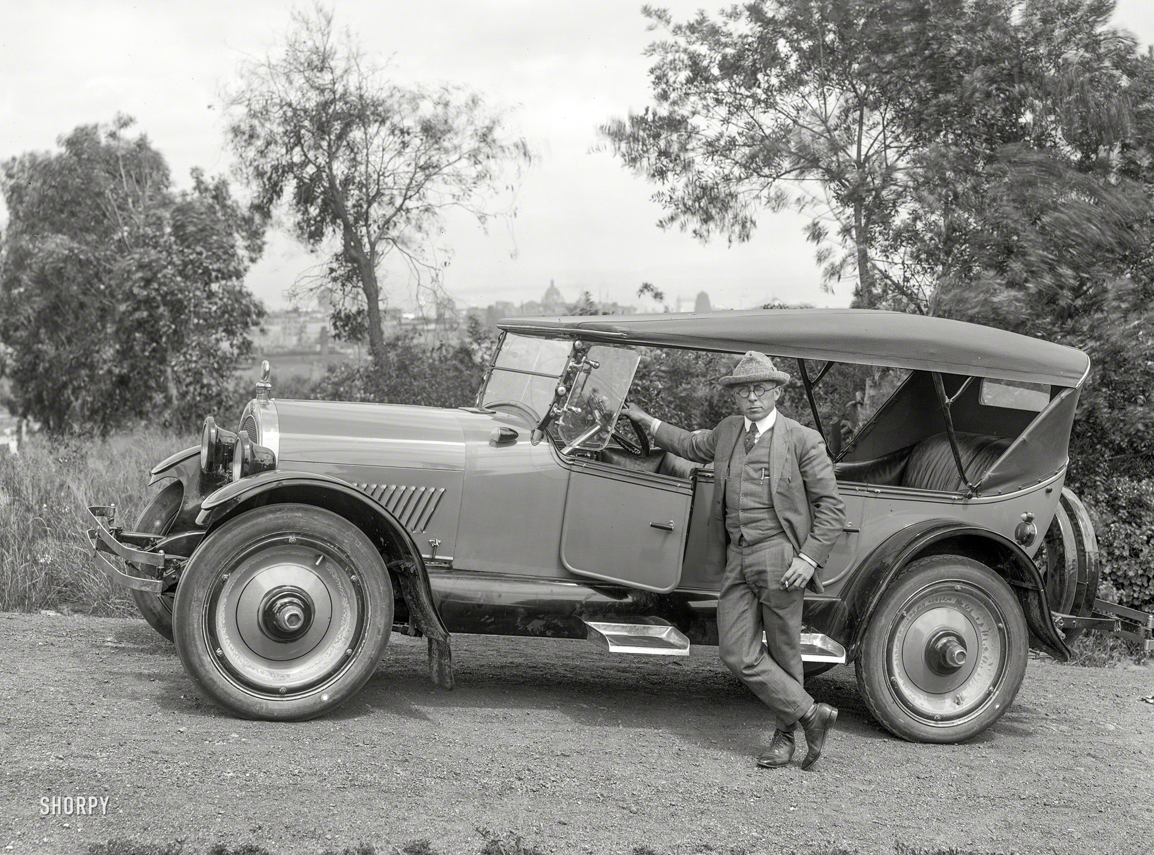 San Francisco circa 1924. "Oldsmobile touring sedan." Latest entry on the Shorpy Roster of Defunct Dreadnoughts. Glass negative by Chris Helin. View full size.