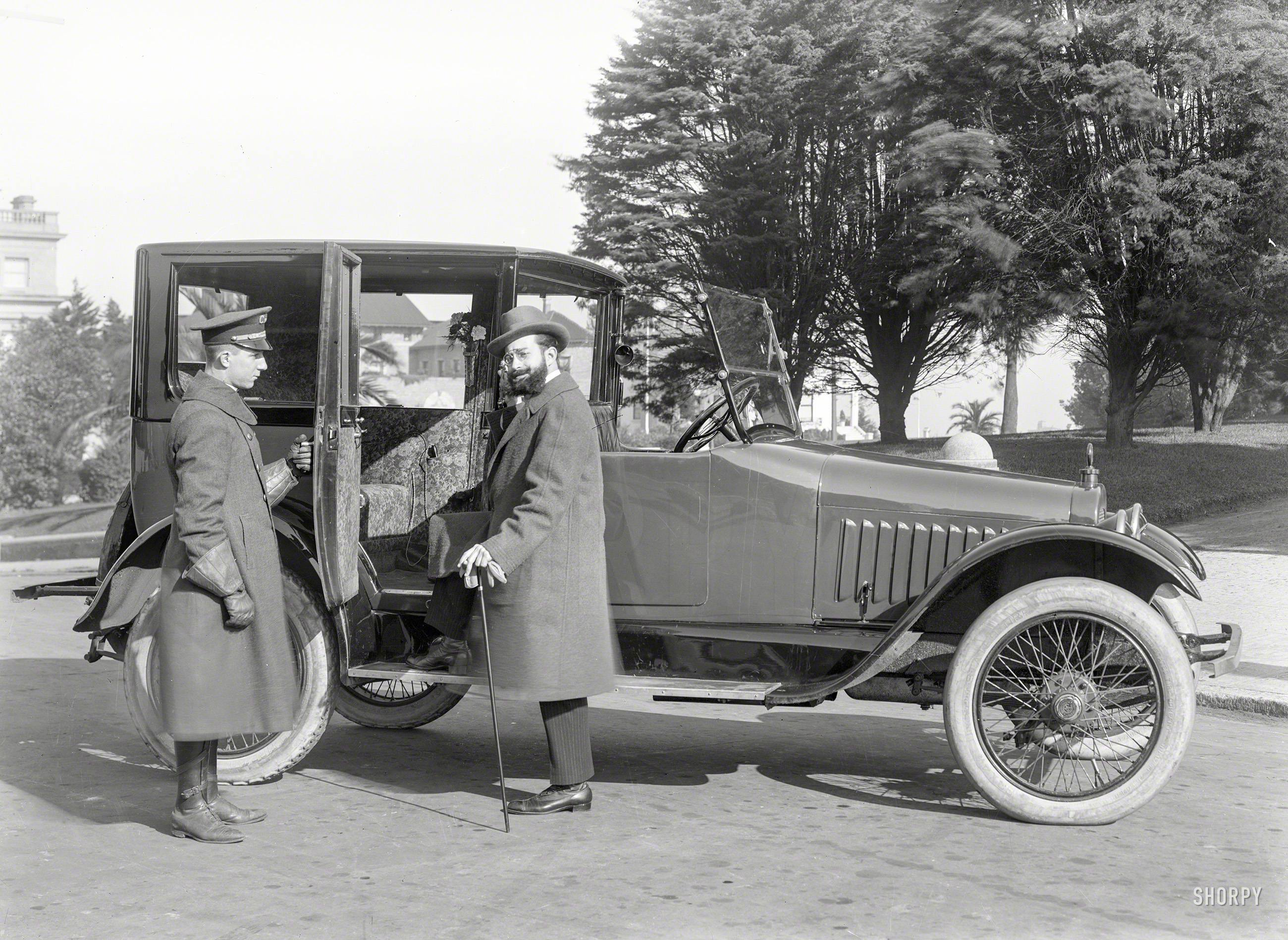 San Francisco circa 1917. "Chalmers town car." The ideal conveyance for European nobility, effete academics and the like. Und James, ve do hope zat zeze flowers in de vaz are fresh. 5x7 glass negative by Christopher Helin. View full size.