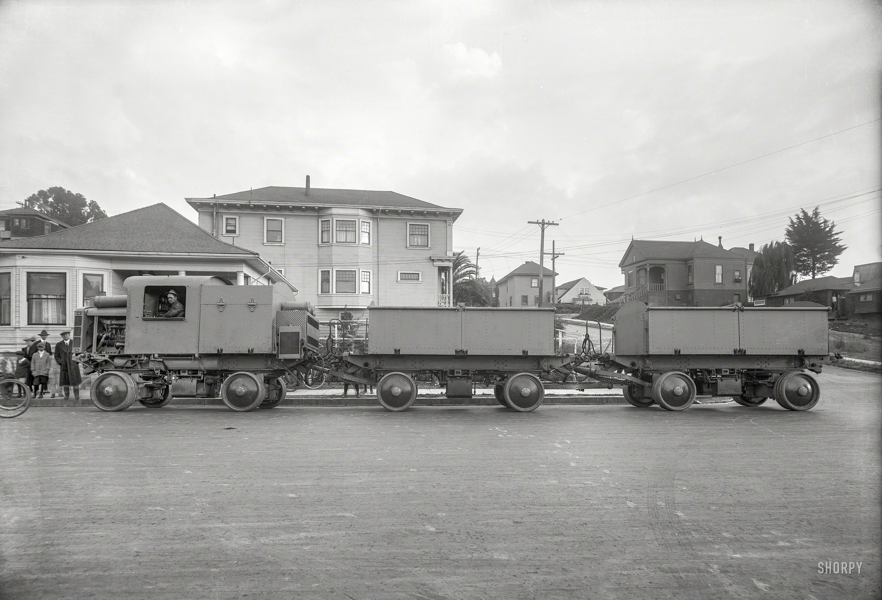 Oakland, California, circa 1918. "Fageol heavy-duty tractor and trailers." Visually answering the question of what the heck this is. 8x10 inch glass negative by the Cheney Photo Advertising Co. View full size.
