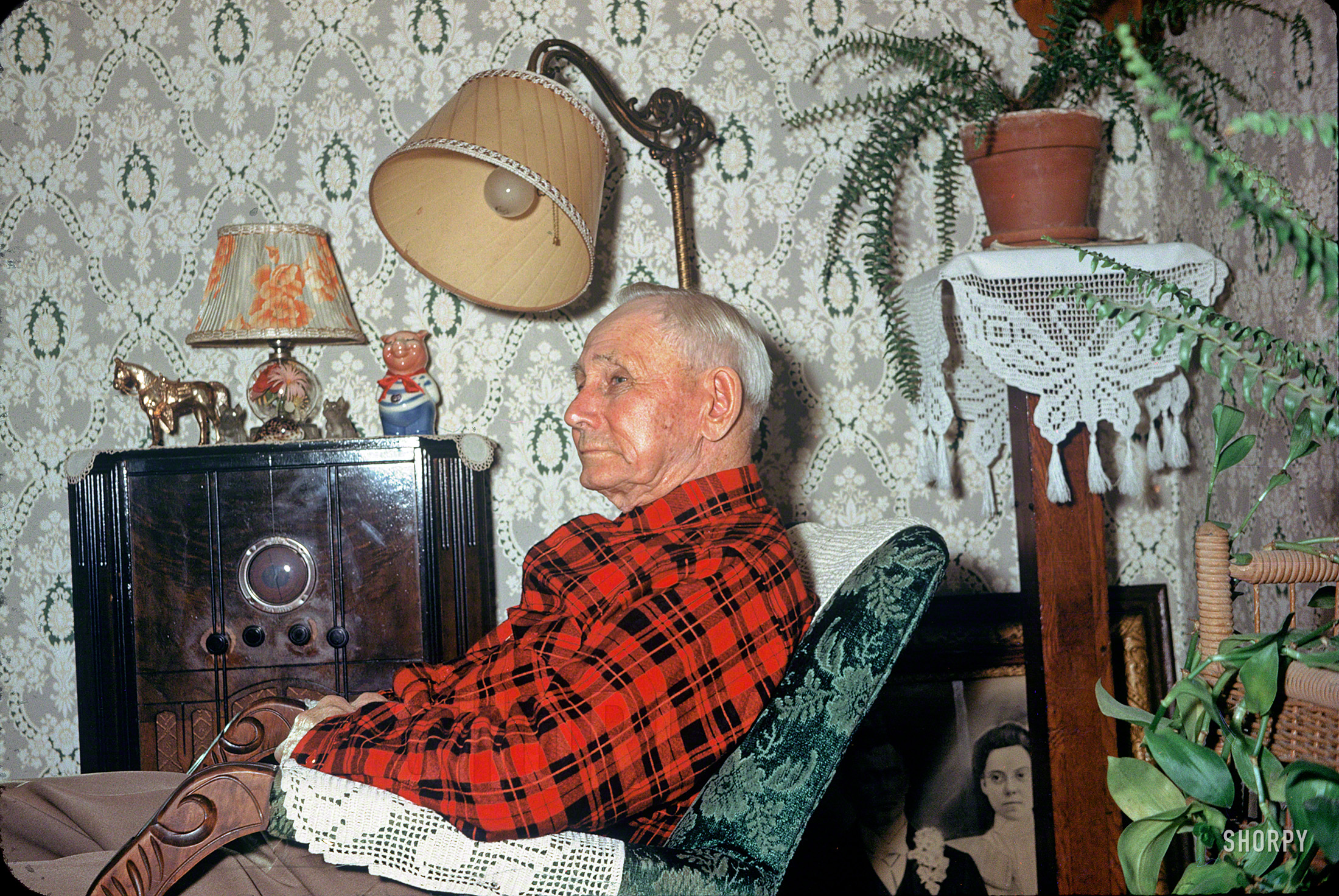 "Abe at home -- Jan. 20, 1952." The Tuttle patriarch amid a hothouse of floral motifs in Blue Earth, Minn. 35mm Kodachrome by Hubert Tuttle. View full size.