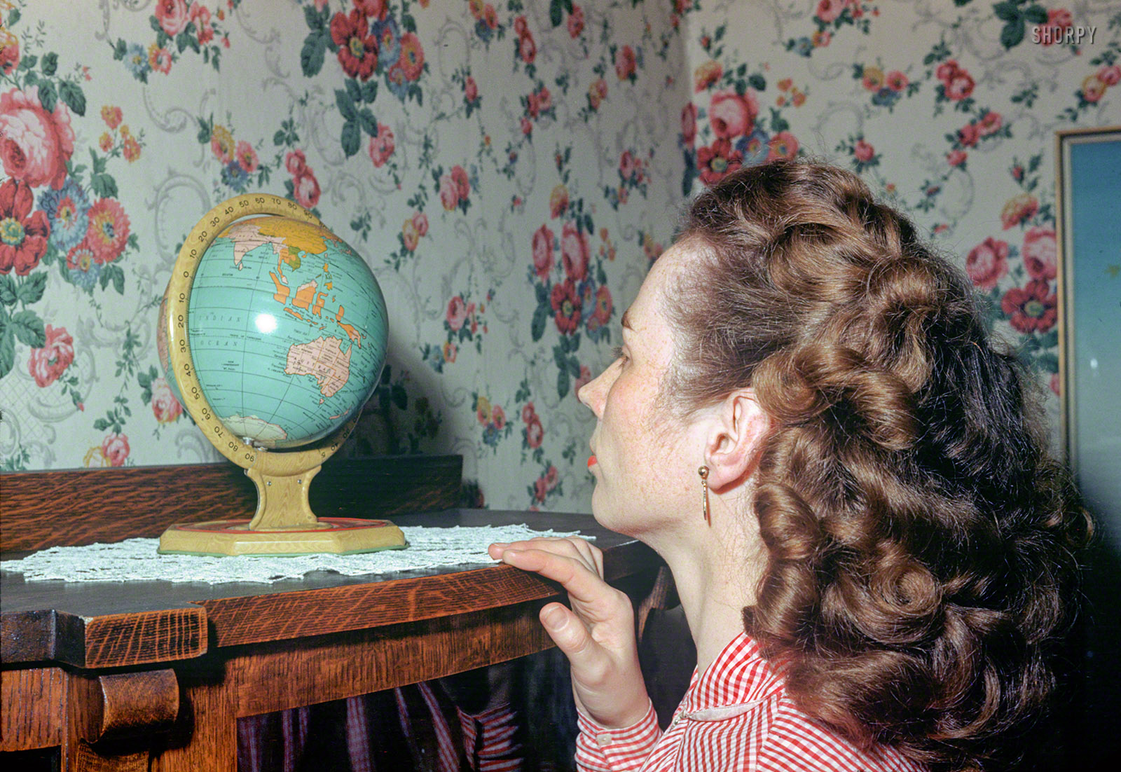 "28 Feb 1952 -- Maurine." Whose husband, Leslie, we met here. This latest episode of Minnesota Kodachromes brings us yet another variation on floral wallpaper. 35mm color slide by Hubert Tuttle.  View full size.