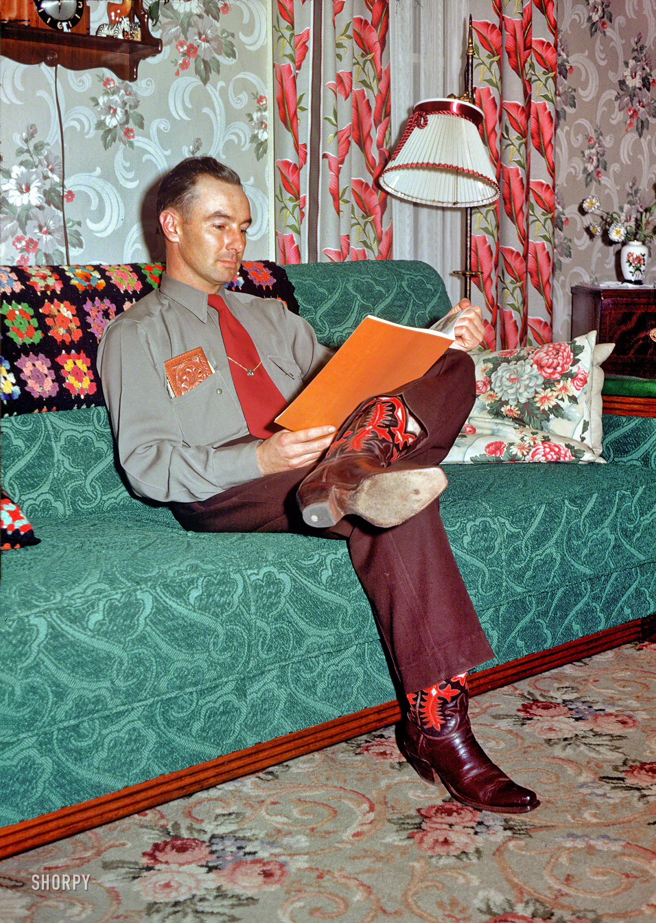 "Leslie, 28 Feb. 1952." Visiting the abode of Grace and Hubert, whose low-key decor whispers of subdued scarlets and tentative teals. View full size.
