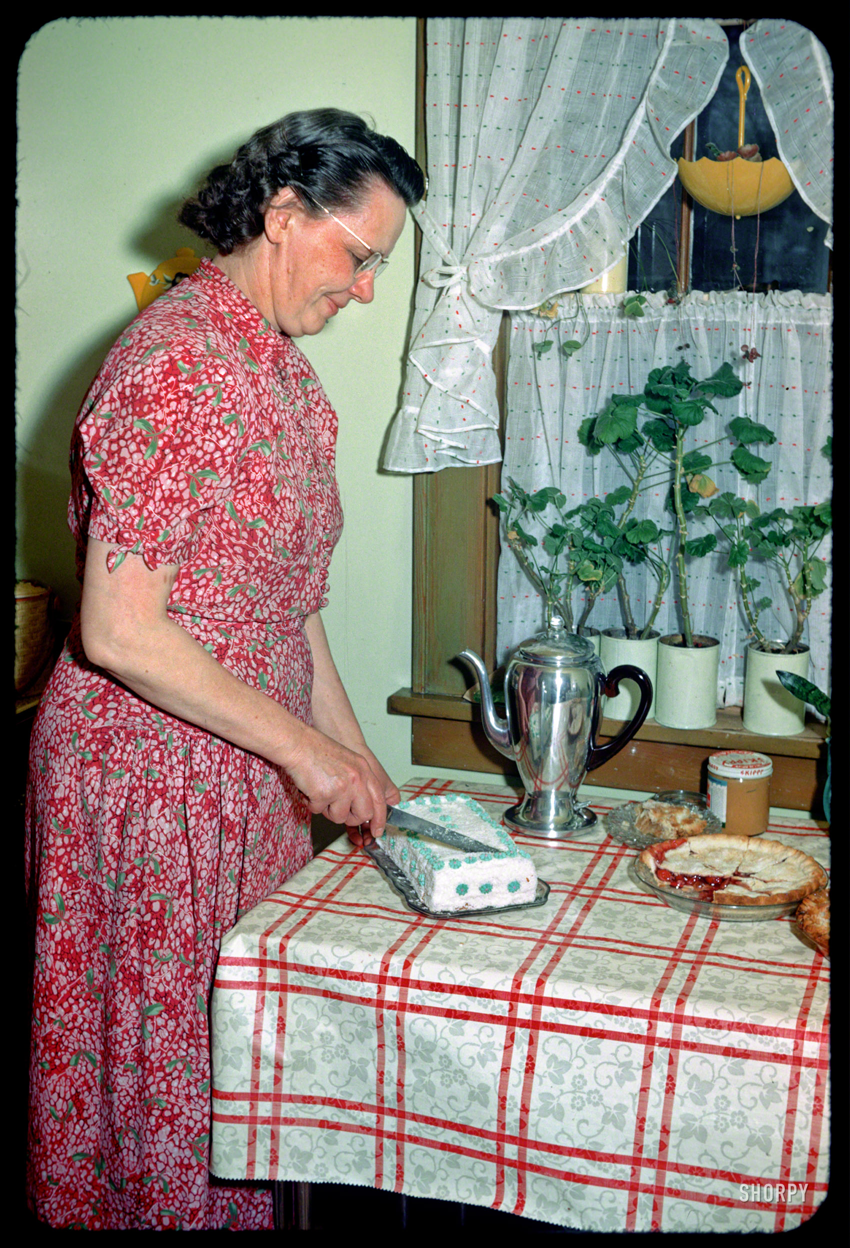 "Amy Frandle -- 2 March 1952." The latest episode of Minnesota Kodachromes takes place at the kitchen table. The cake looks delicious, but we'll start with a slice of that cherry pie, please. 35mm color slide by Hubert Tuttle. View full size.