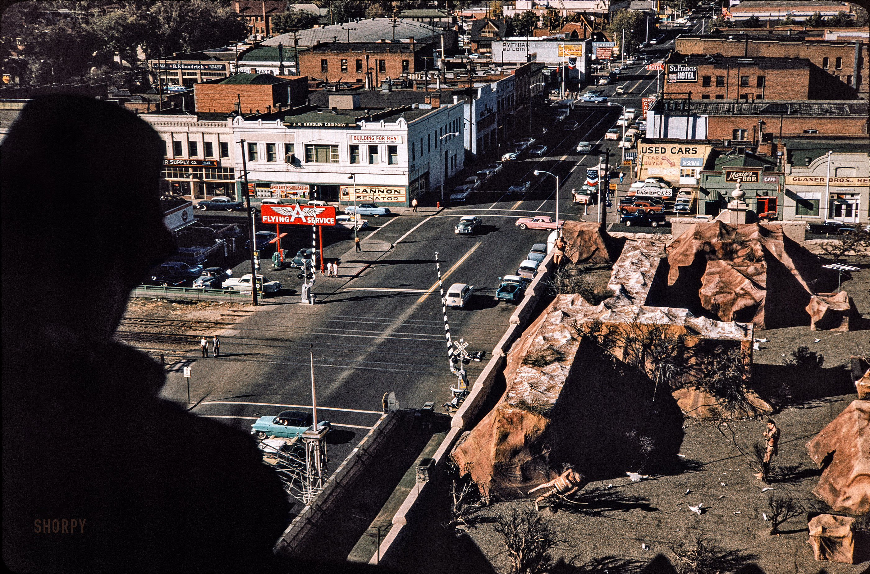 The latest dispatch from Don Cox is this Kodachrome dated October 1958. Judging by the mayhem on the roof below I'd say we're somewhere in the Wild, Wild West, where the men are men and the Thunderbirds are pink. (Yes, it's Reno. Also: Cash for Cars!) View full size.