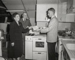 Columbus, Georgia, circa 1948. "Kitchen display -- Tappan stove." 4x5 inch acetate negative from the Shorpy News Photo Archive. View full size.