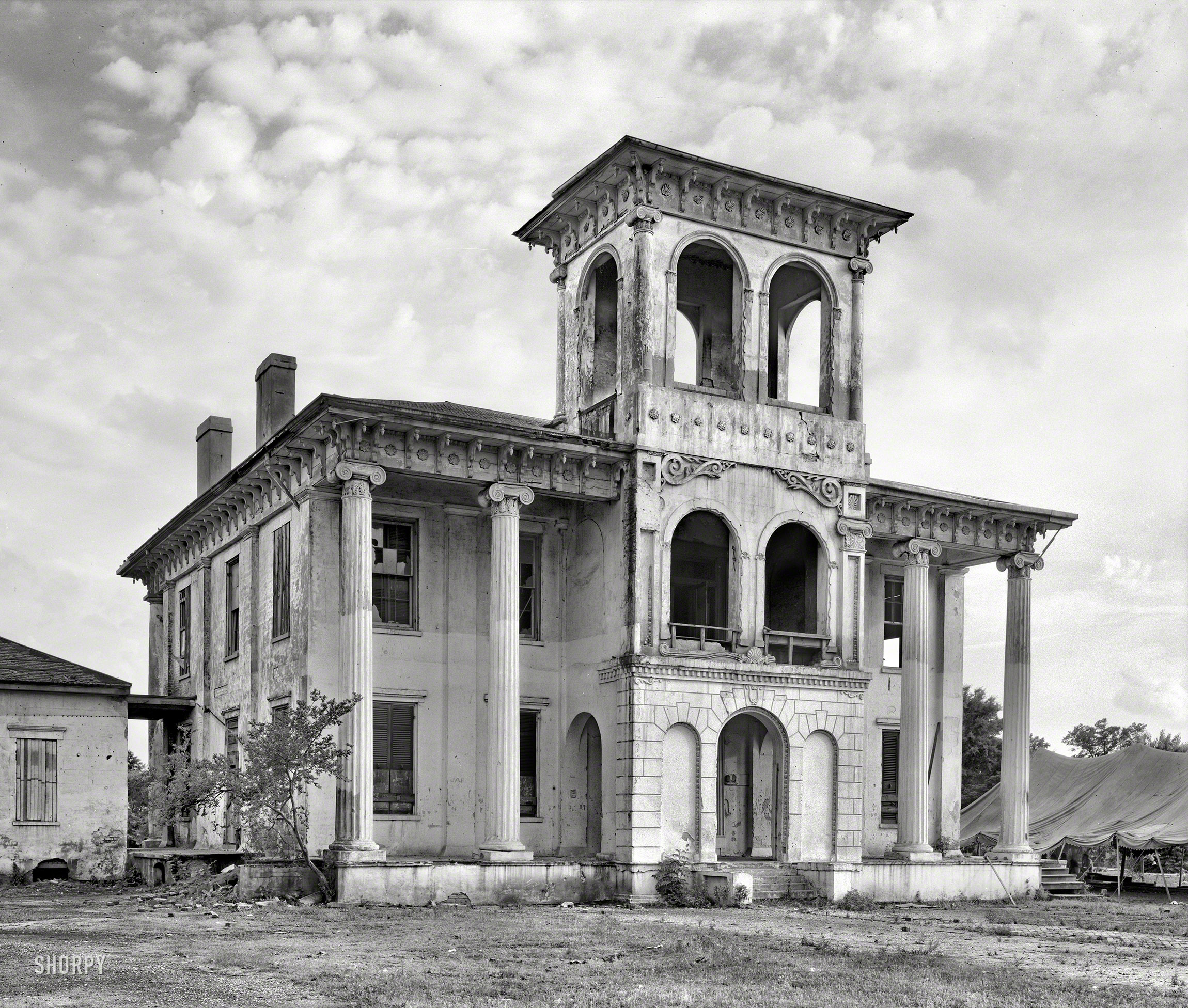 1939. Tuscaloosa, Alabama. "Drish House, 23rd Avenue & 18th. Brick and stucco built with slave labor ca. 1825-1832. Originally a plantation house, later used as public school." 8x10 negative by Frances Benjamin Johnston. View full size.