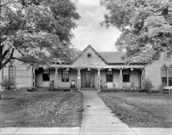 1939. "Glascock House, 1109 21st Ave., Tuscaloosa, Alabama. Built 1844 for John Glascock of Virginia." Photo by Frances Benjamin Johnston. View full size.