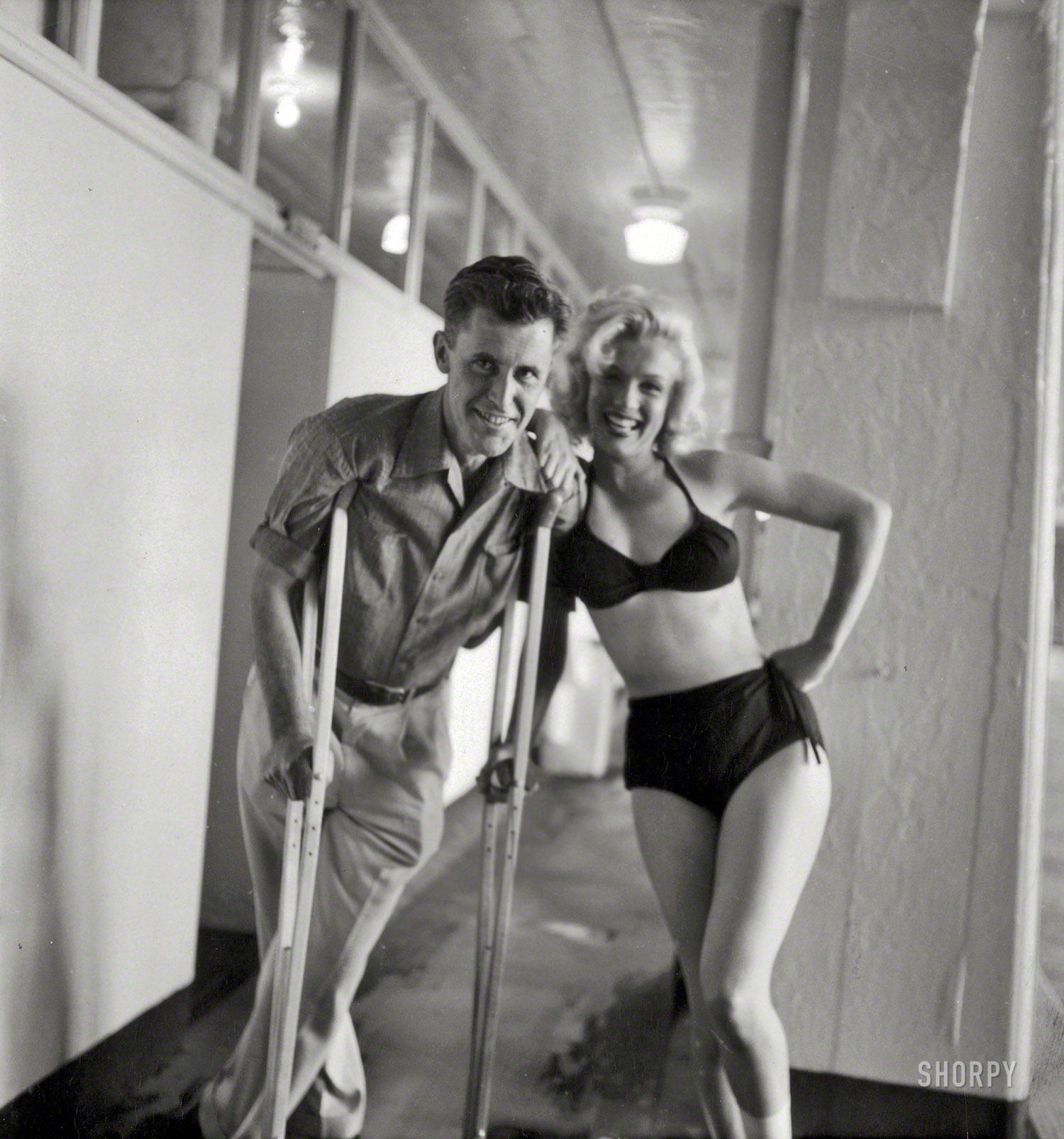 1953. Marilyn Monroe with Look magazine photographer John Vachon in Alberta, Canada, after she hurt her ankle filming River of No Return. View full size.