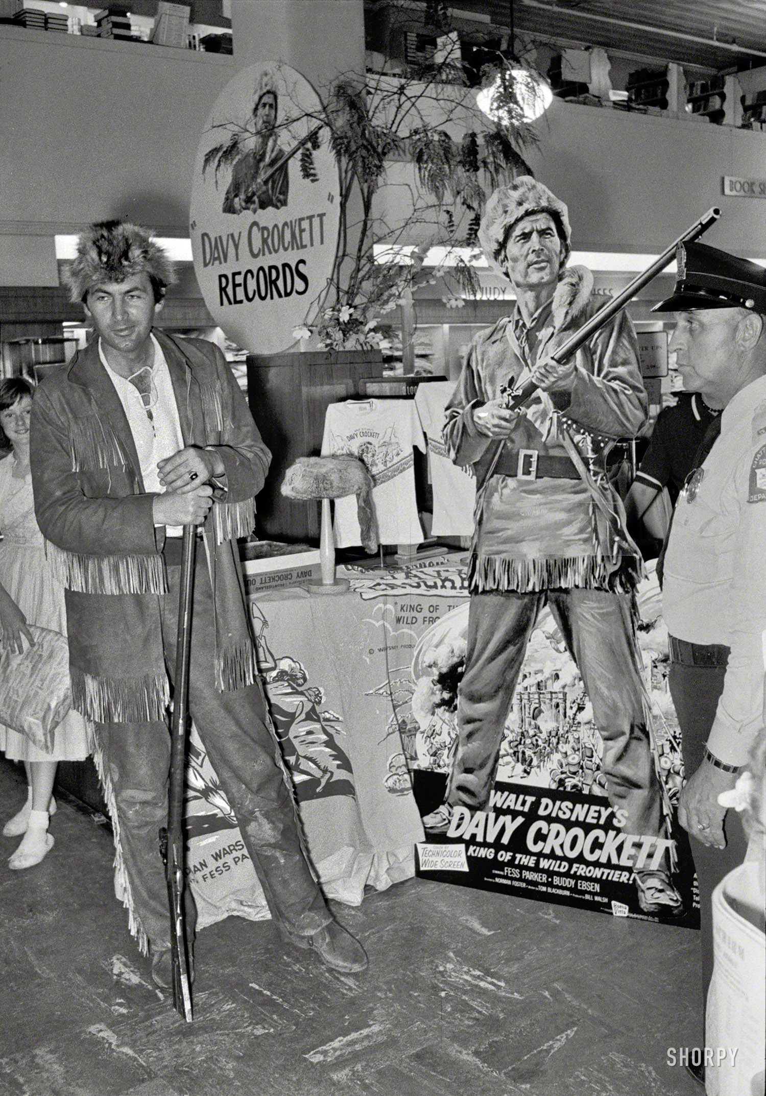 May 1955. "Actor Fess Parker on a 22 city promotional tour as Davy Crockett. Includes public appearances at department stores." From photos by Maurice Terrell for the Look magazine assignment "Meet Davy Crockett." View full size.