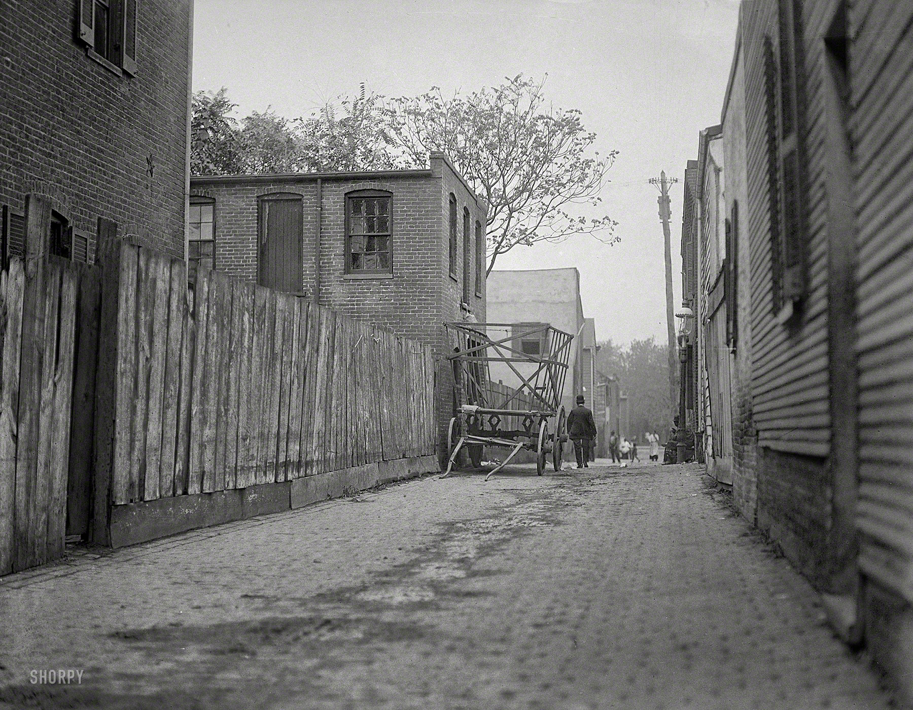 Washington, D.C., 1914. "Alley clearance -- slum views." (Seen earlier here.) Familiar fixtures from a century ago include the gas lamp, maypole-style phone pole and a turnbuckle star. Harris & Ewing glass negative. View full size.