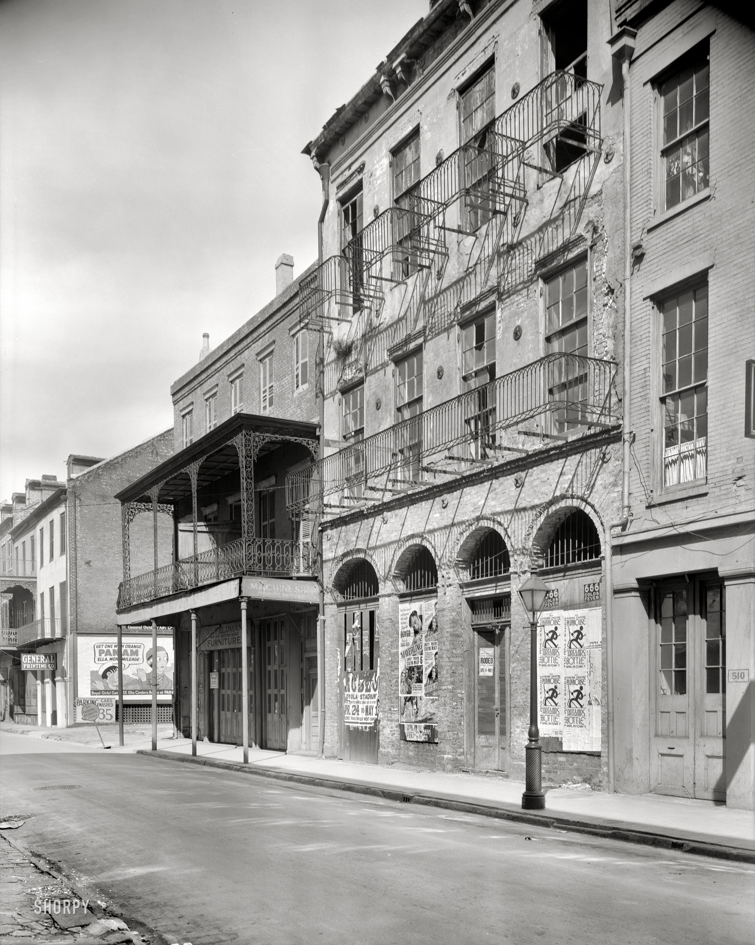 New Orleans circa 1936. "Dufilho Pharmacy, 512 Chartres St." Plus bills of the hand- and -board variety. Photo by Frances Benjamin Johnston. View full size.