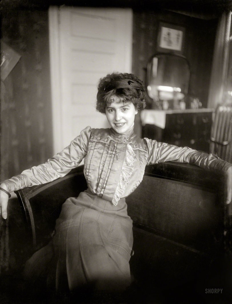 New York circa 1910. "Elvira de Hidalgo." The young (b. 1891) Spanish soprano around the time of her appearance with the Metropolitan Opera as Rosina in "The Barber of Seville." 8x10 glass negative, Bain News Service. View full size.

