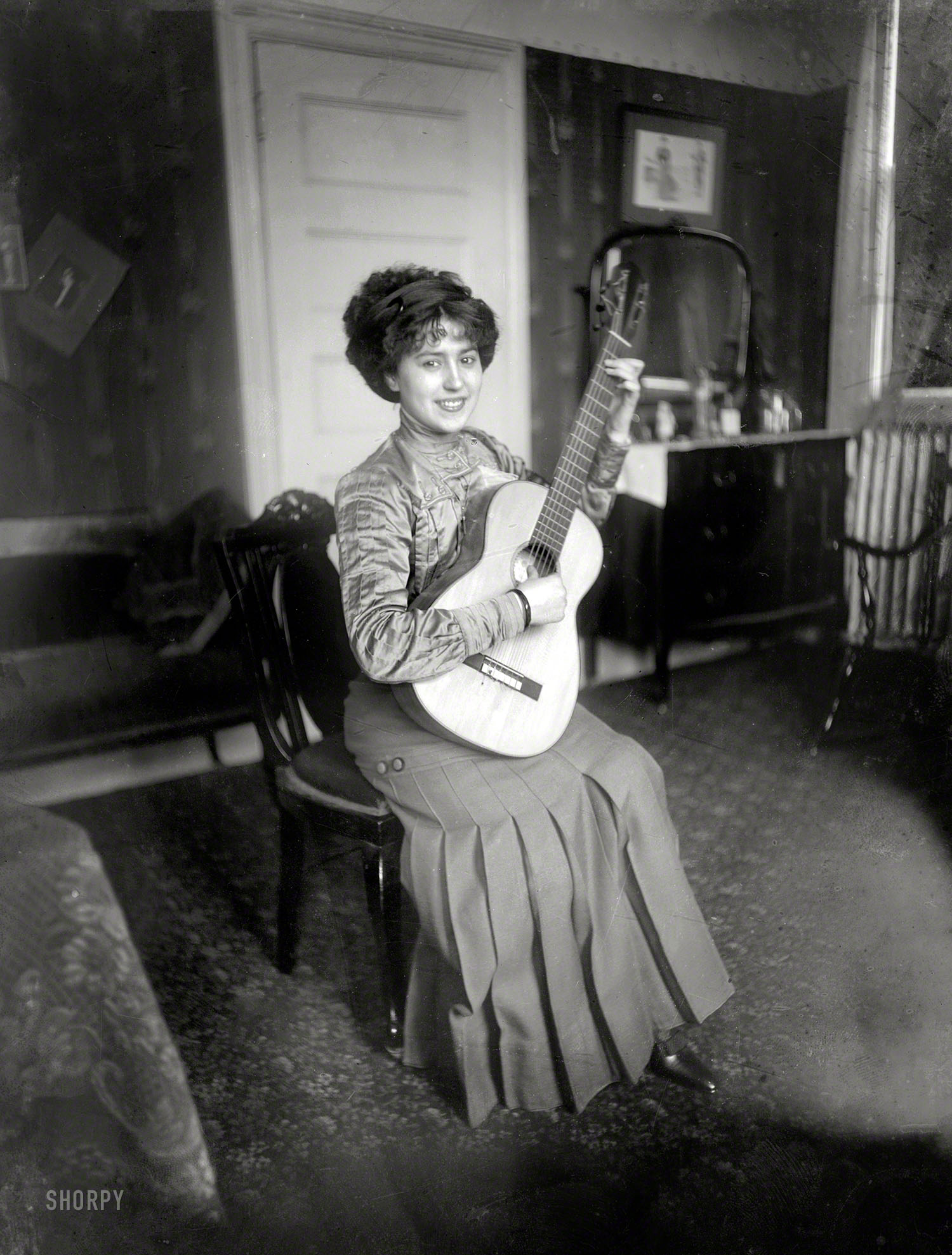 New York, 1910. "Elvira de Hildalgo." Our winsome Spanish soprano reprises her previous appearance, this time with instrumental accompaniment. Among her vocal pupils in later years was Maria Callas. 8x10 glass negative. View full size.