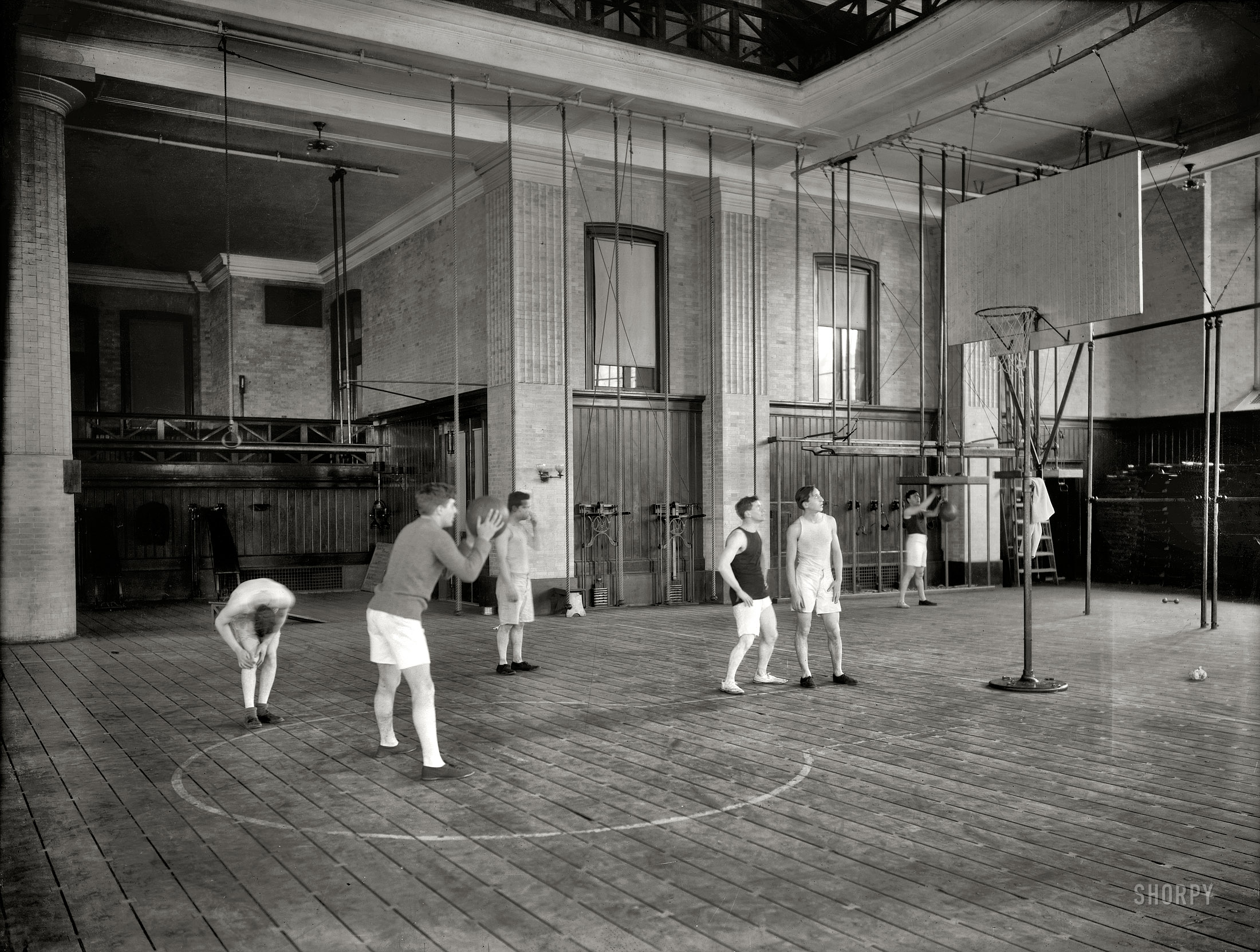 New York circa 1908. "Basket-ball at Columbia University." A short workout in the gym. 8x10 glass negative, George Grantham Bain Collection. View full size.