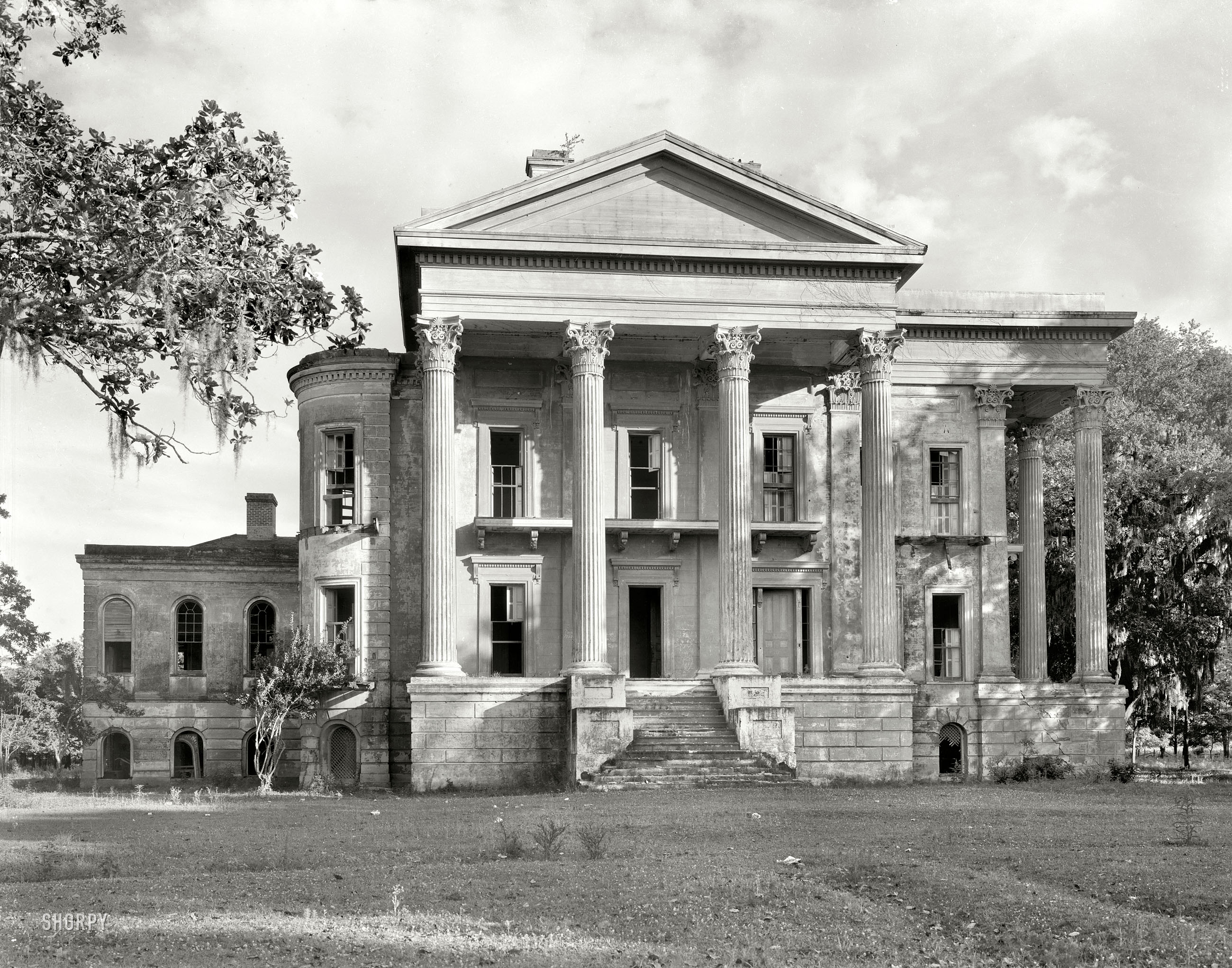 1938. Iberville Parish, Louisiana. "Belle Grove. Vicinity of White Castle. Greek Revival mansion of 75 rooms. Built 1857 by John Andrews, who sold it to Stone Ware. Occupied by Ware family until circa 1913." What was left of Belle Grove, reputedly the largest plantation house in the South, burned to the ground in 1952. 8x10 inch acetate negative by Frances Benjamin Johnston. View full size.