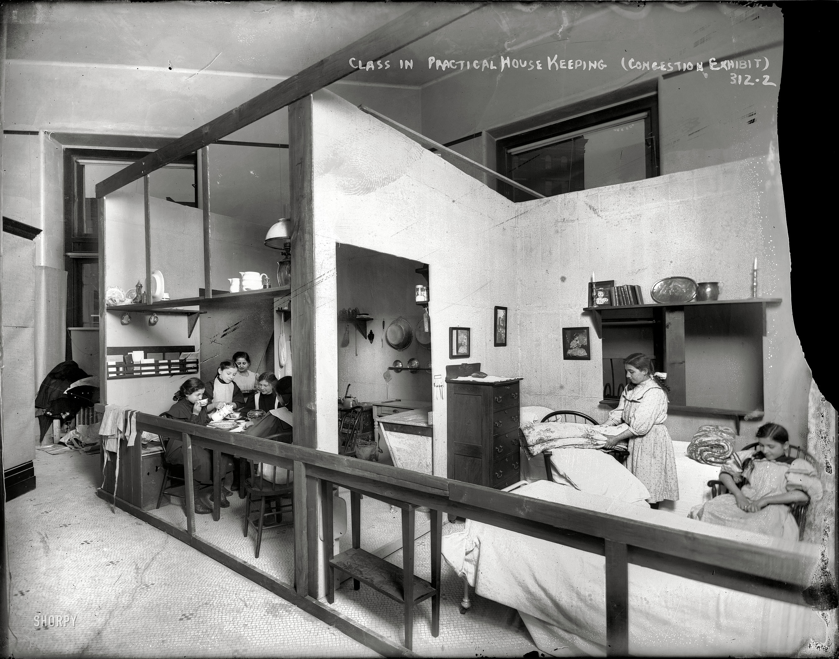 New York circa 1908. "Class in Practical Housekeeping -- Congestion Exhibit." 8x10 glass negative, George Grantham Bain Collection. View full size.