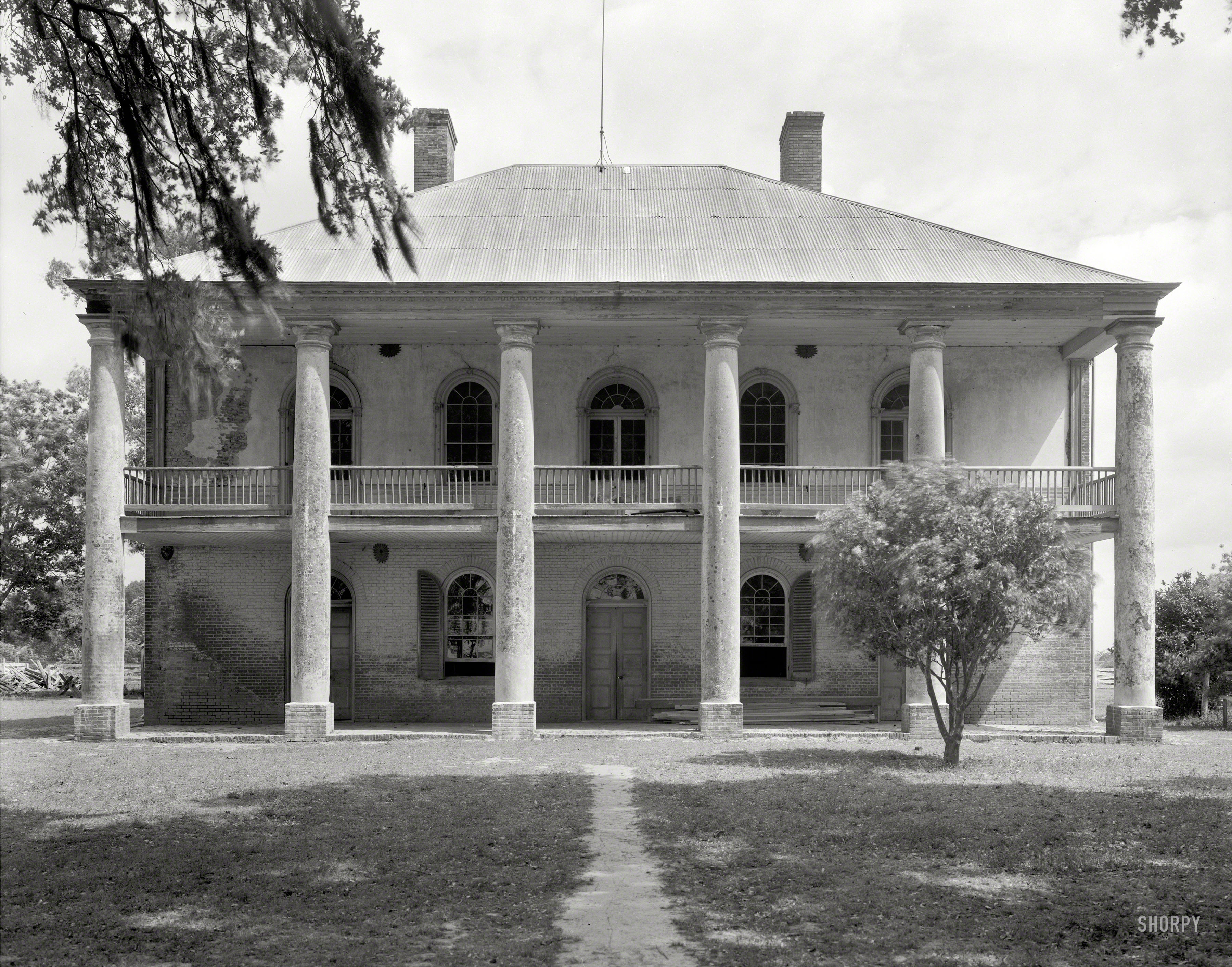 1938. "Chretien Point Plantation, Sunset vicinity, St. Landry Parish, Louisiana. Structure dates to 1831." Photo by Frances Benjamin Johnston. View full size.