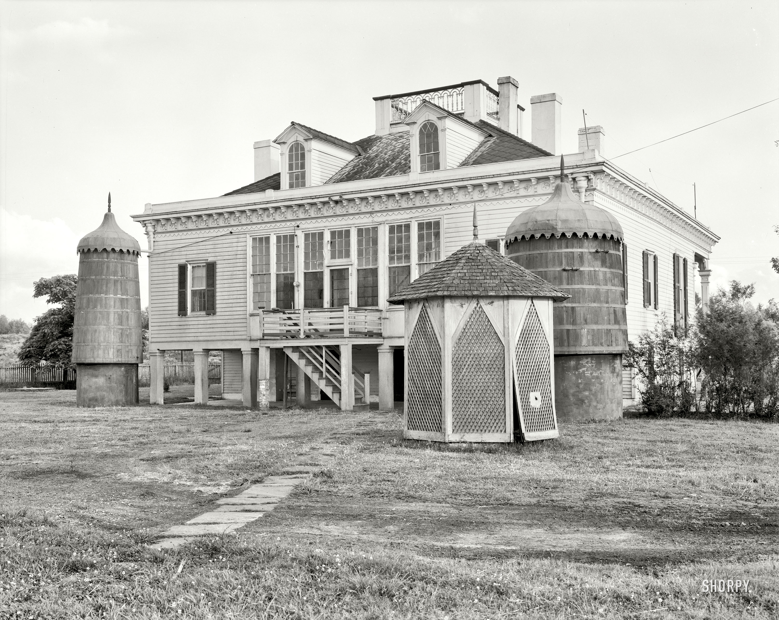 1938. "Mount Airy -- St. John the Baptist Parish, Louisiana." At Mount Airy, they're well fixed in the cistern department. I think they give the place a festive air. 8x10 inch acetate negative by Frances Benjamin Johnston. View full size.